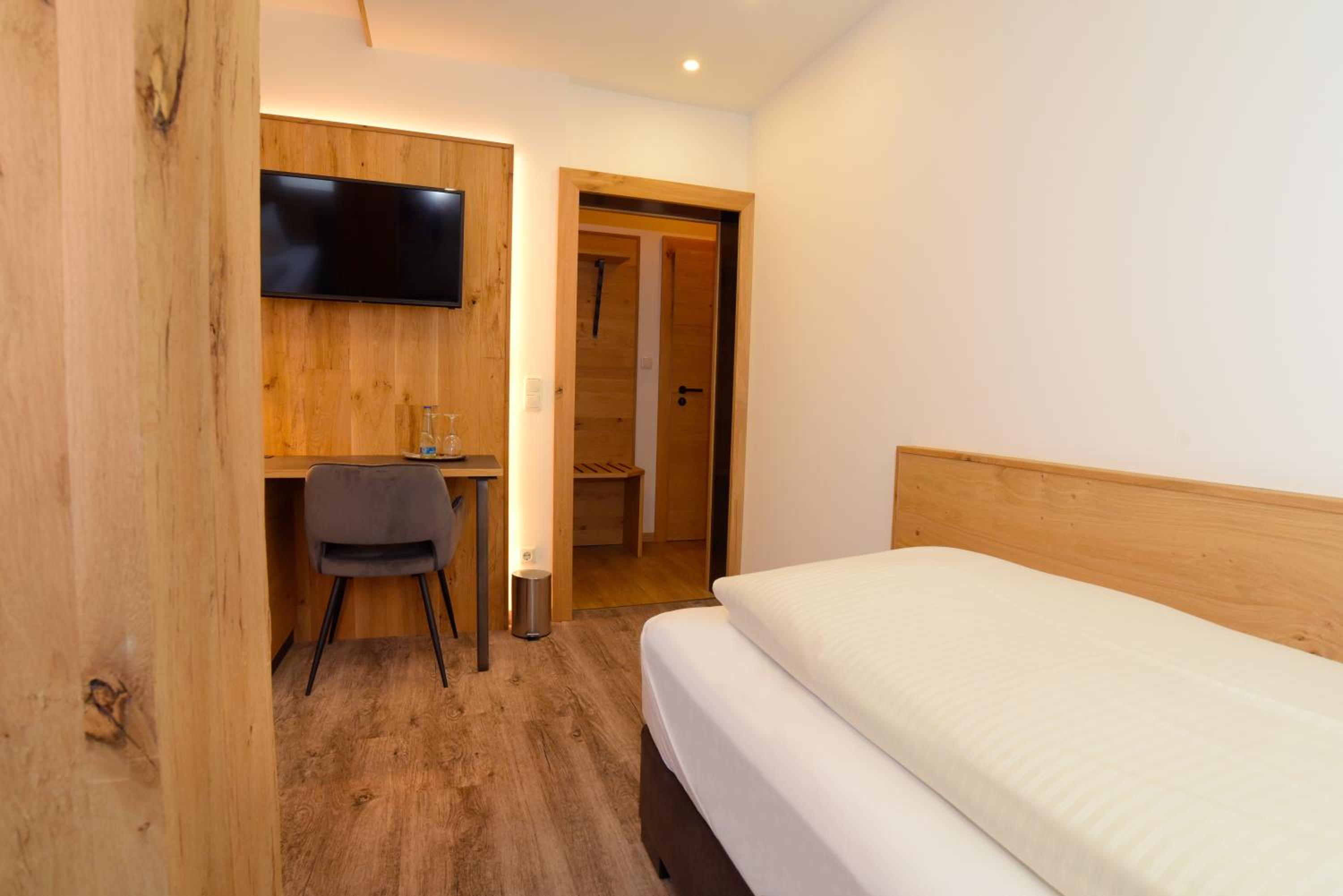Standard Twin Room - Photo 3