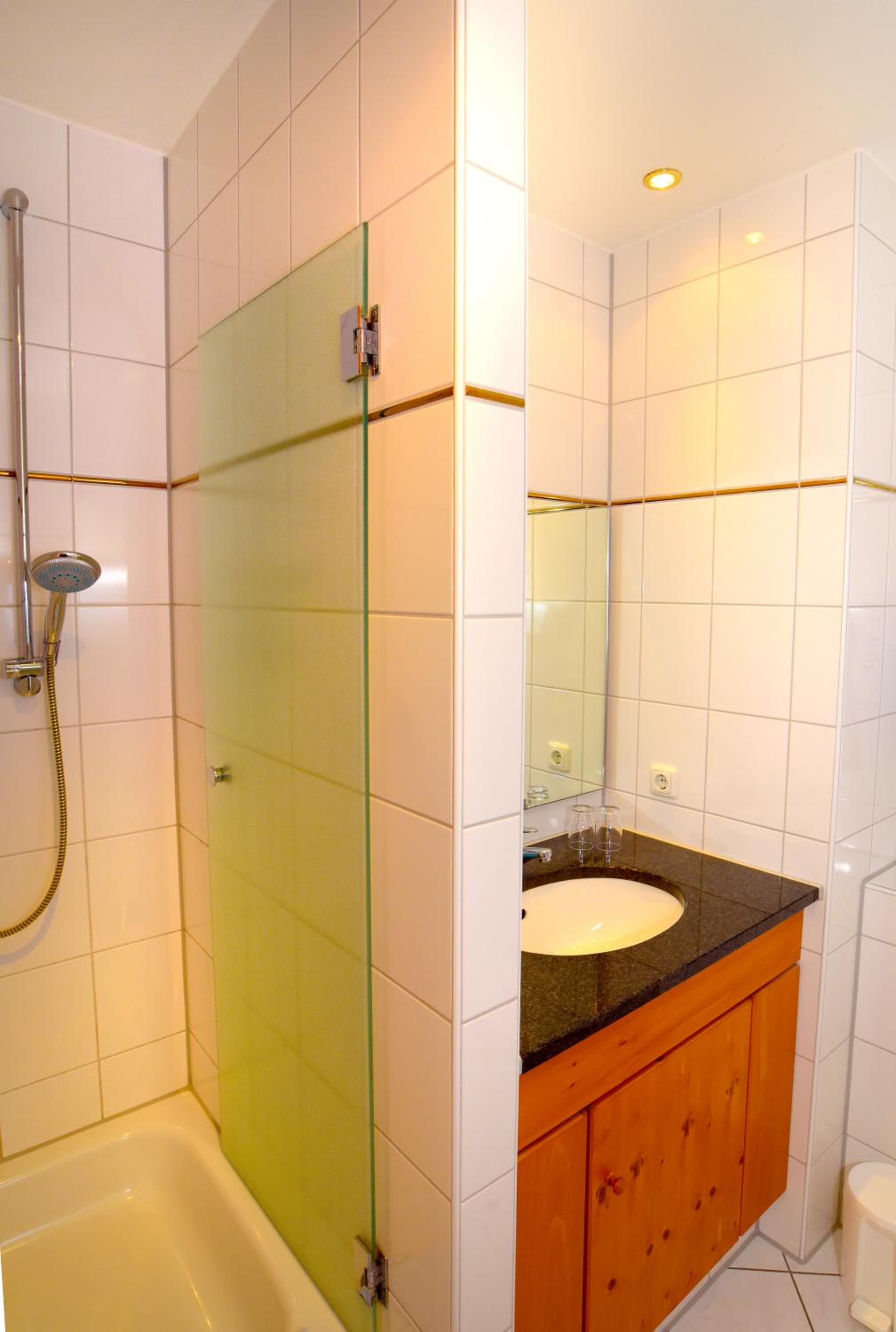 Standard Twin Room - Photo 2