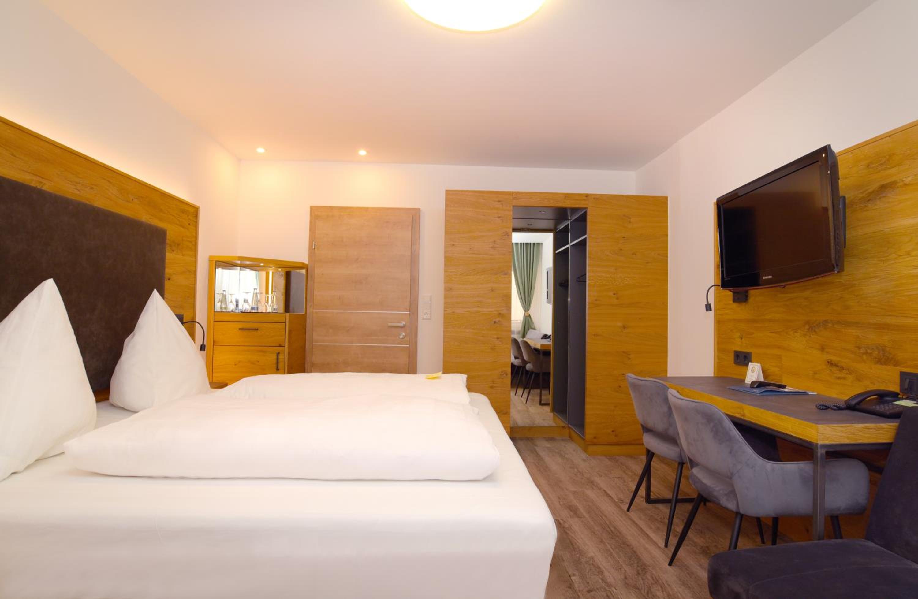 Deluxe Double Room - Photo 9