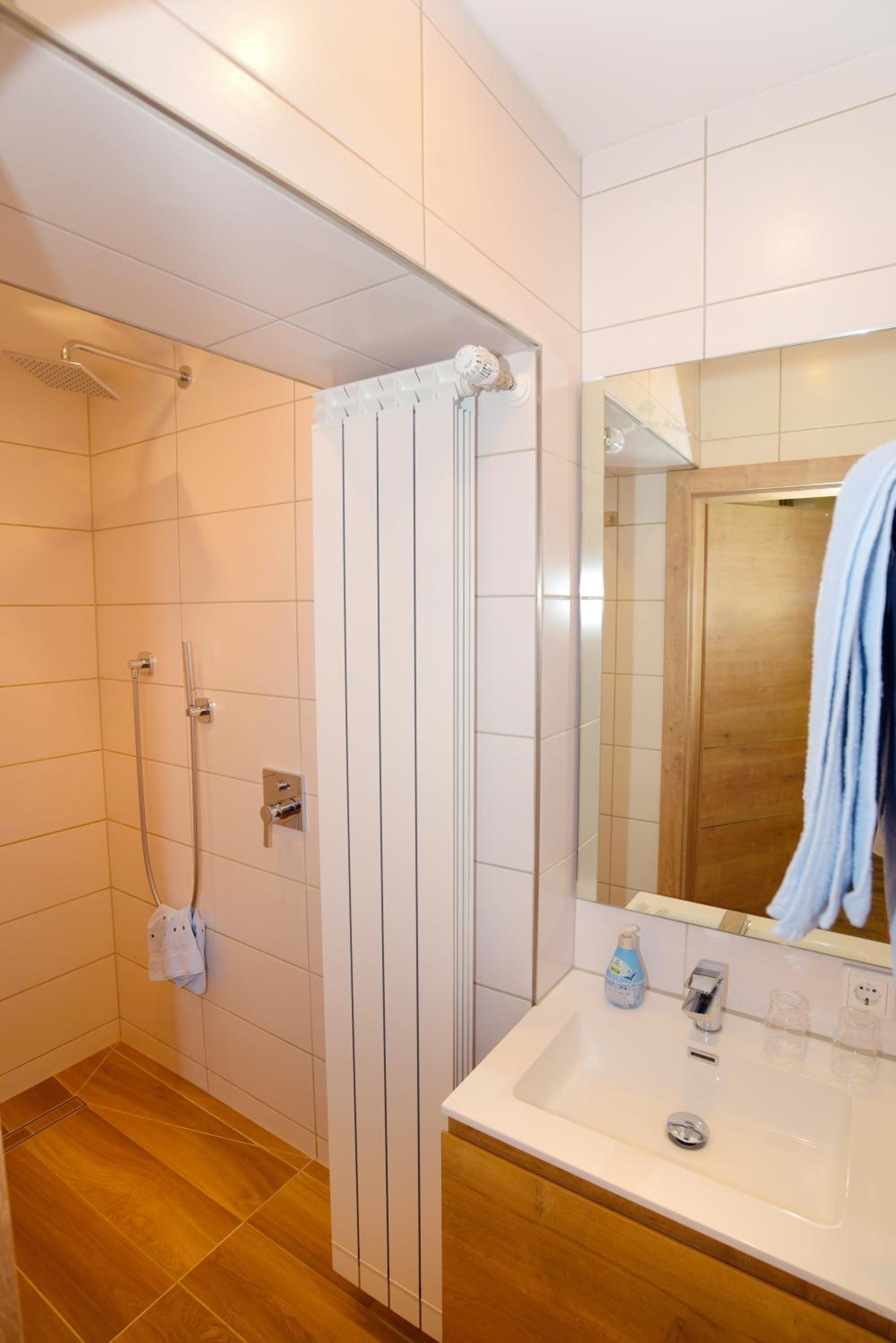 Deluxe Double Room - Photo 8