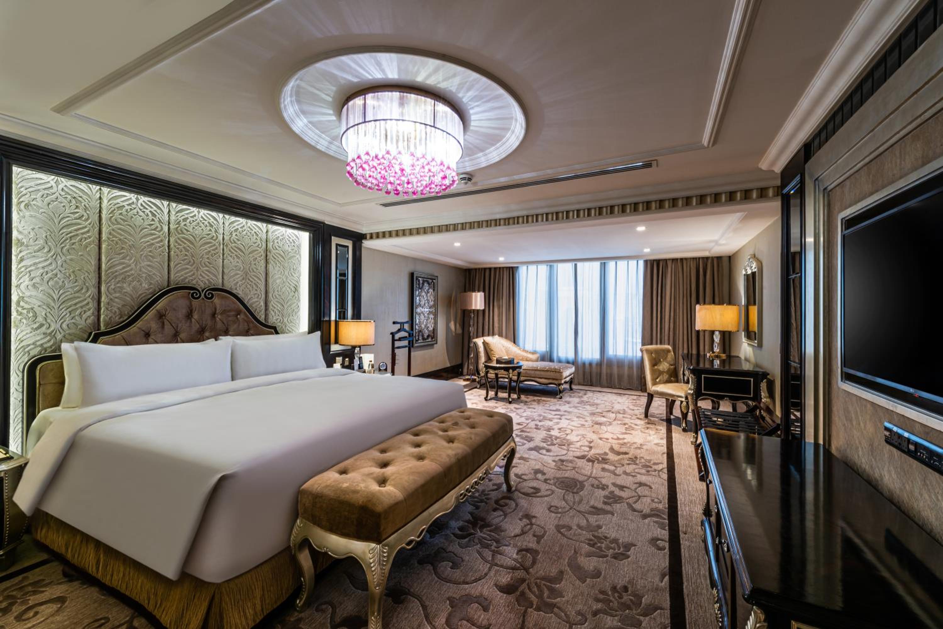 Premium Room with King Bed - Photo 1