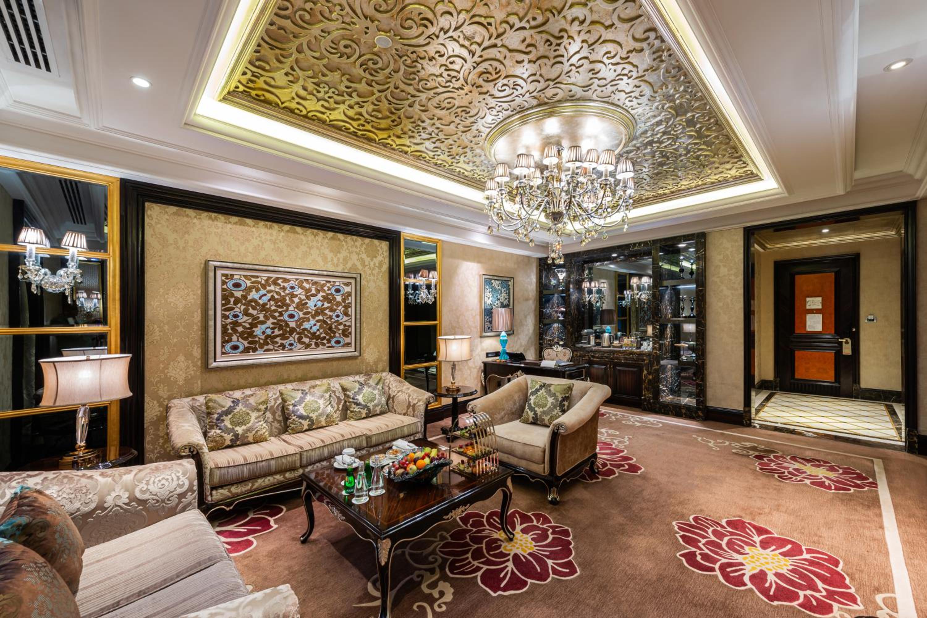 Executive Suite - Photo 2