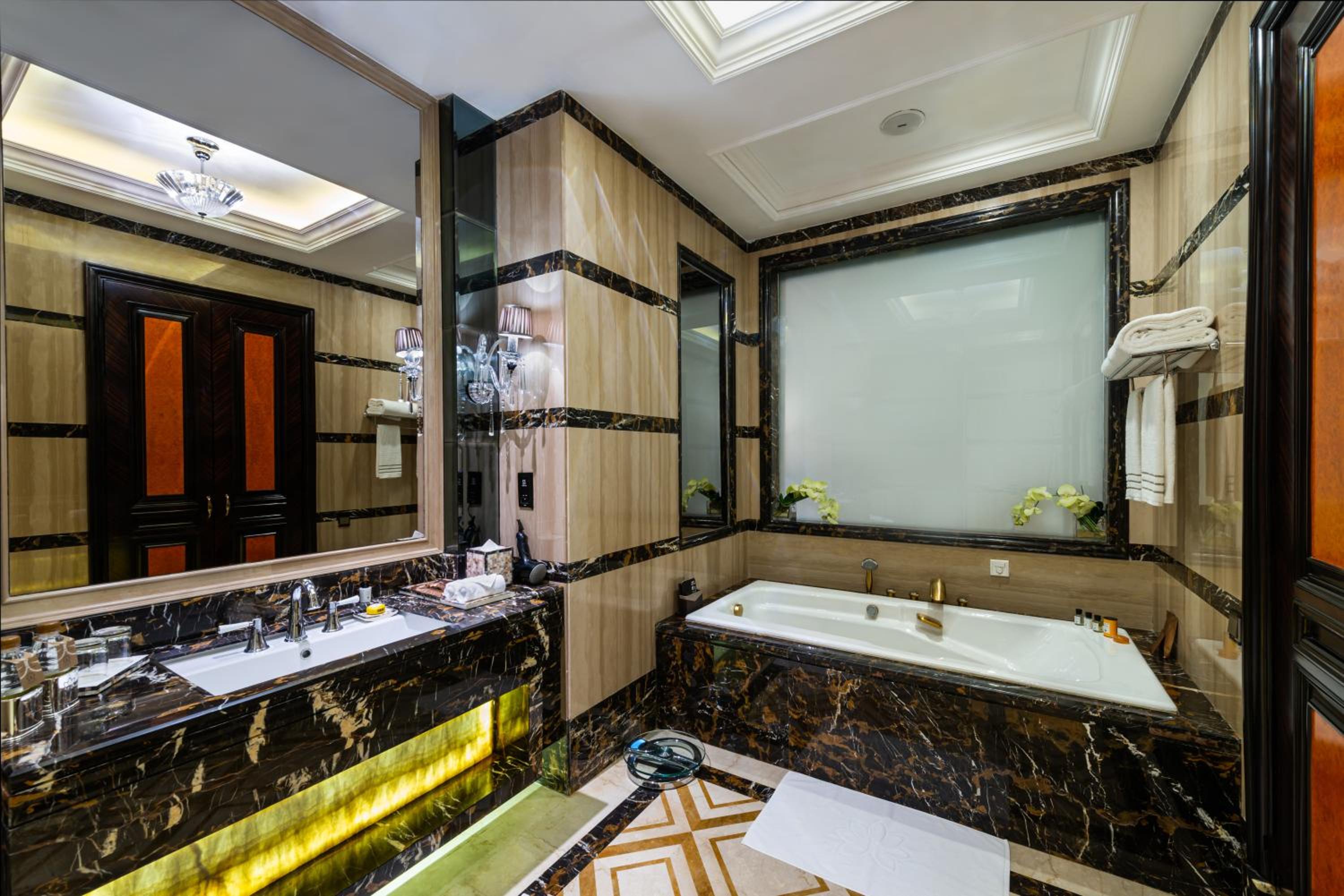 Executive Suite - Photo 4