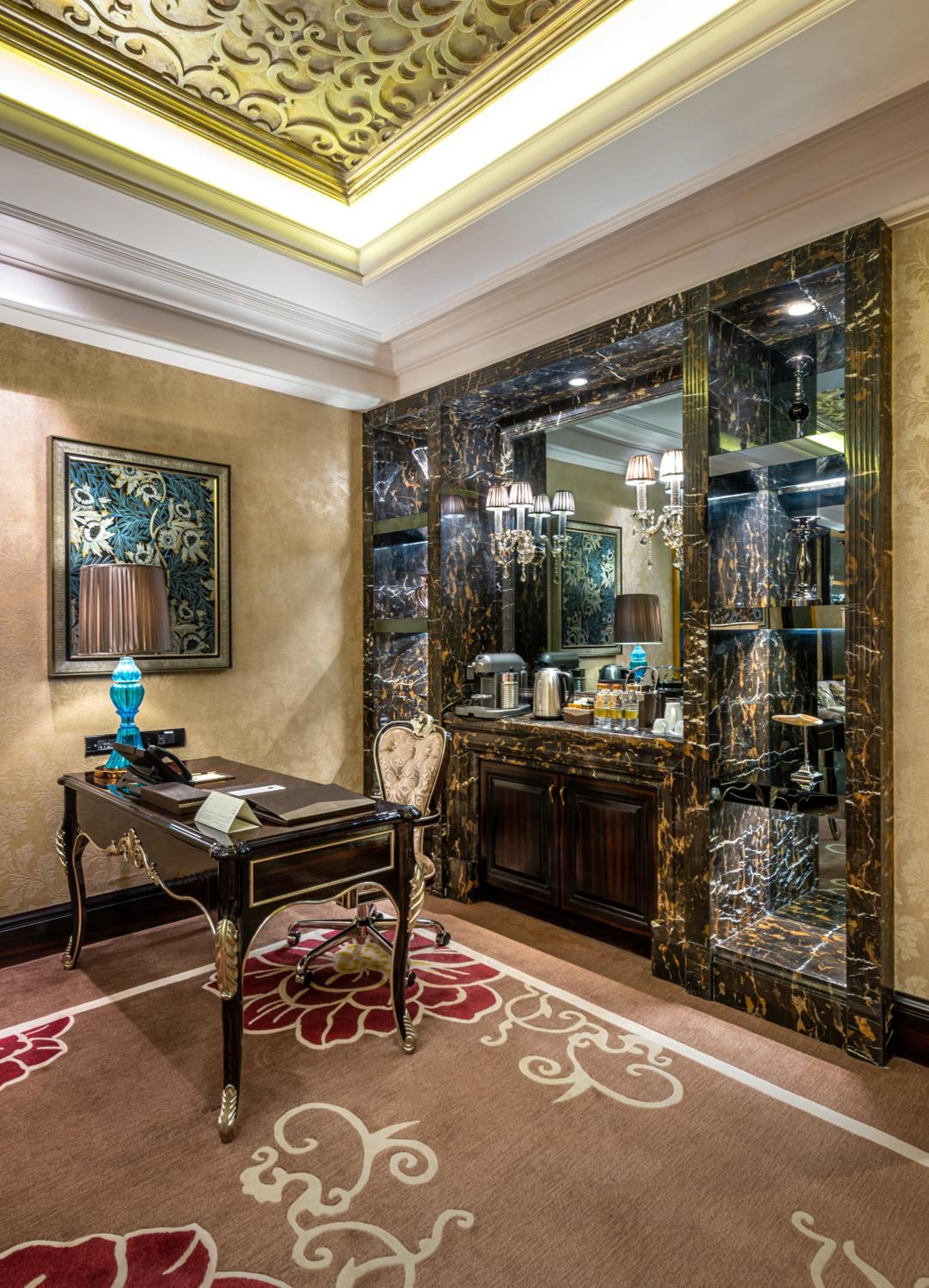 Executive Suite - Photo 5