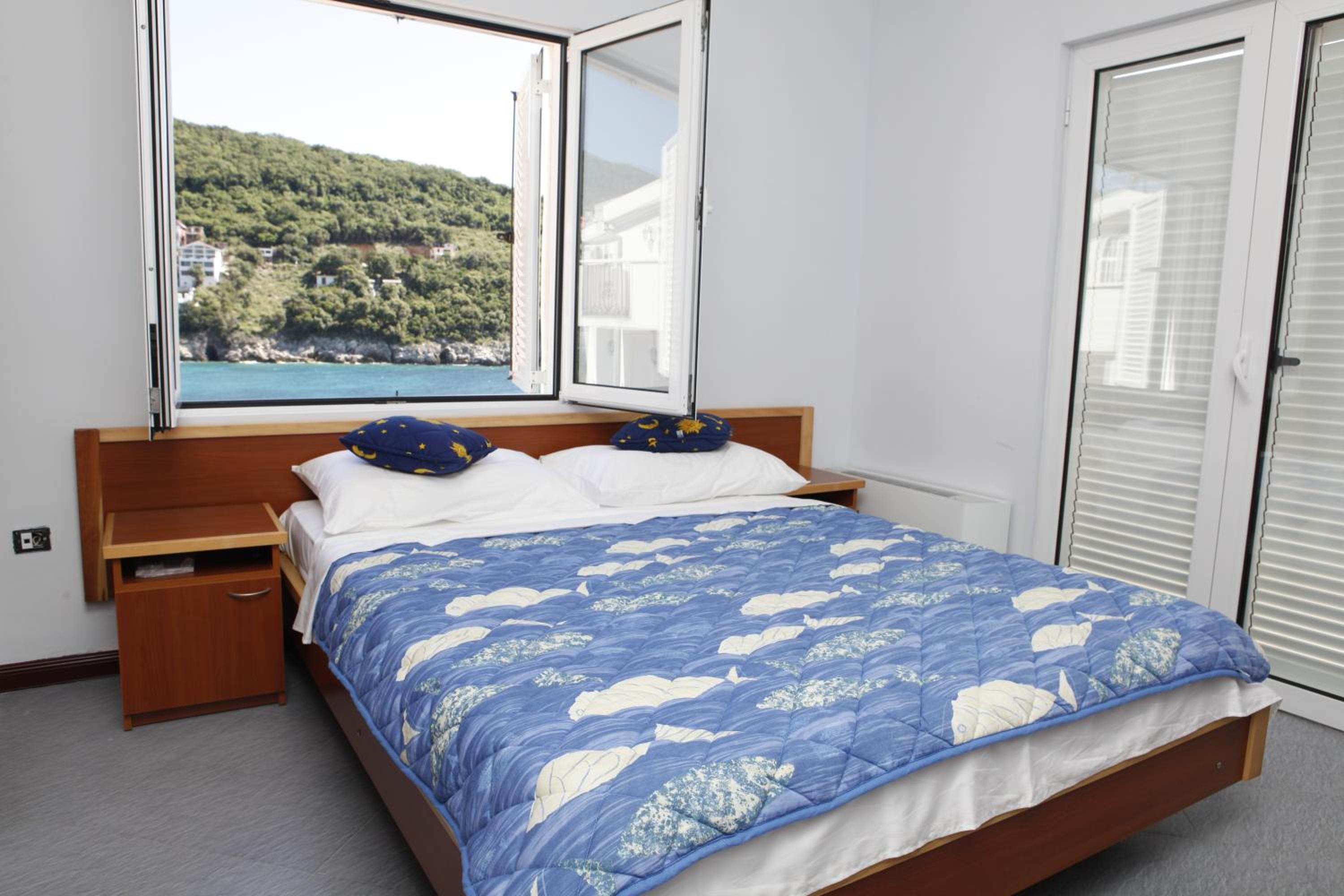 Double Room with Balcony and Sea View - Photo 13