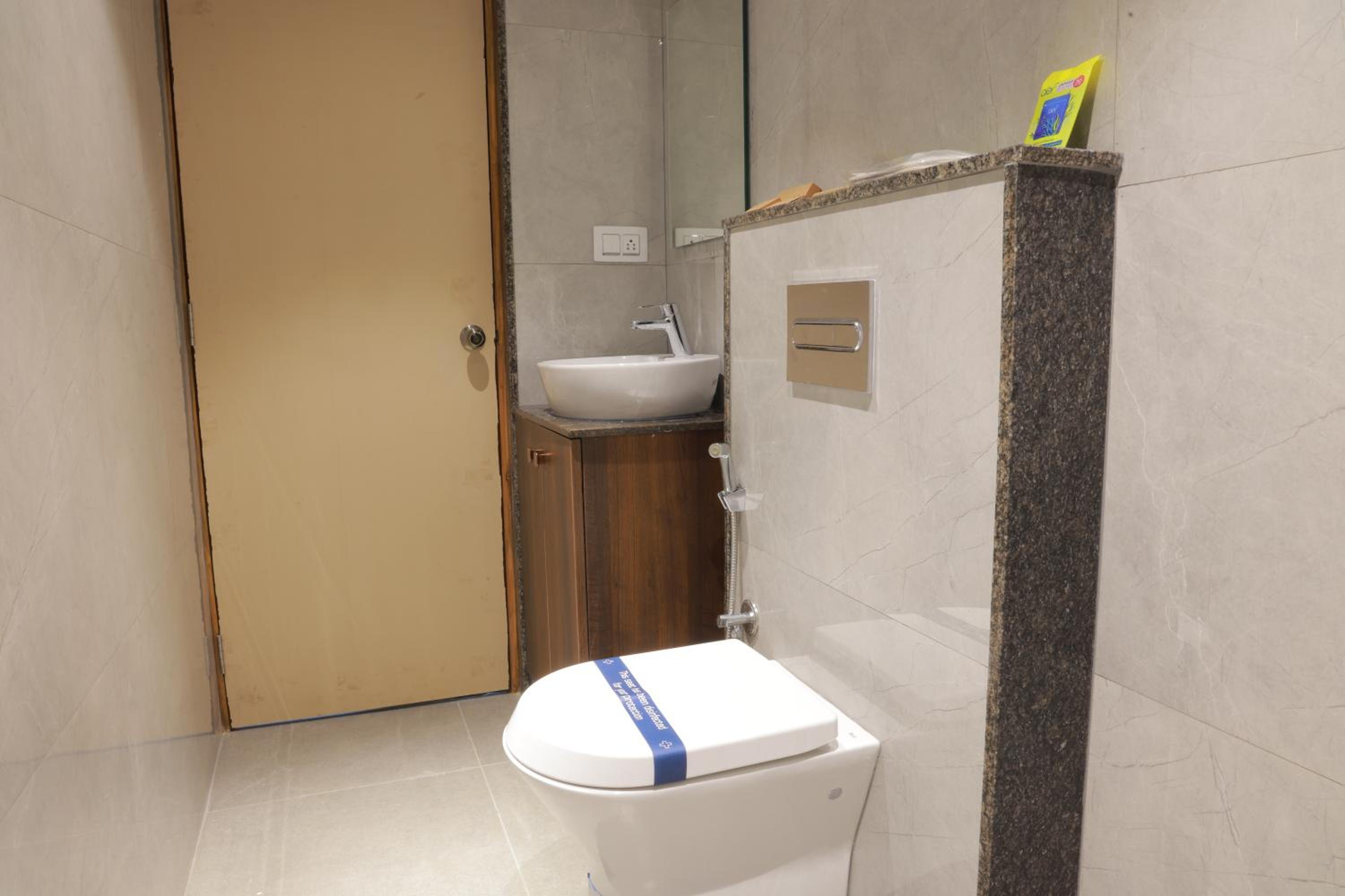 Deluxe Double Room (2 Adults + 1 Child) photo 3