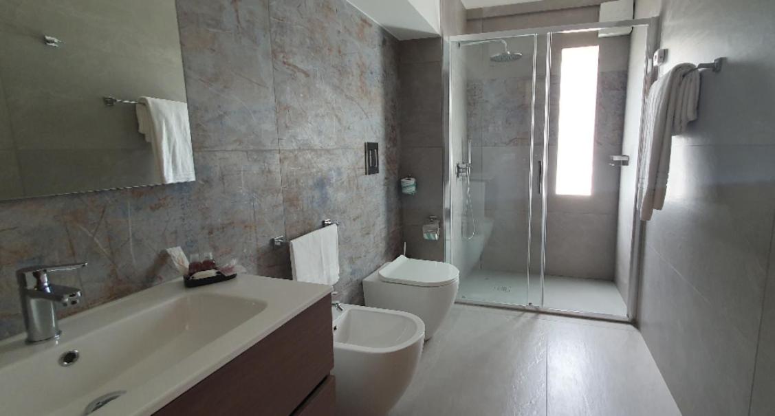 Deluxe Double or Twin Room with Balcony - Photo 2