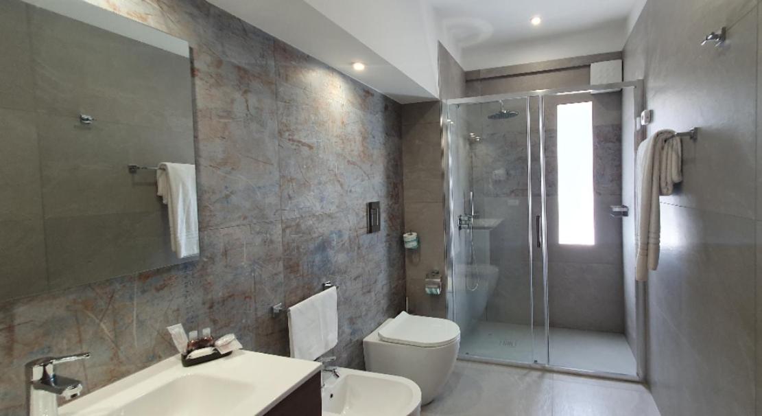 Deluxe Double or Twin Room with Balcony - Photo 8