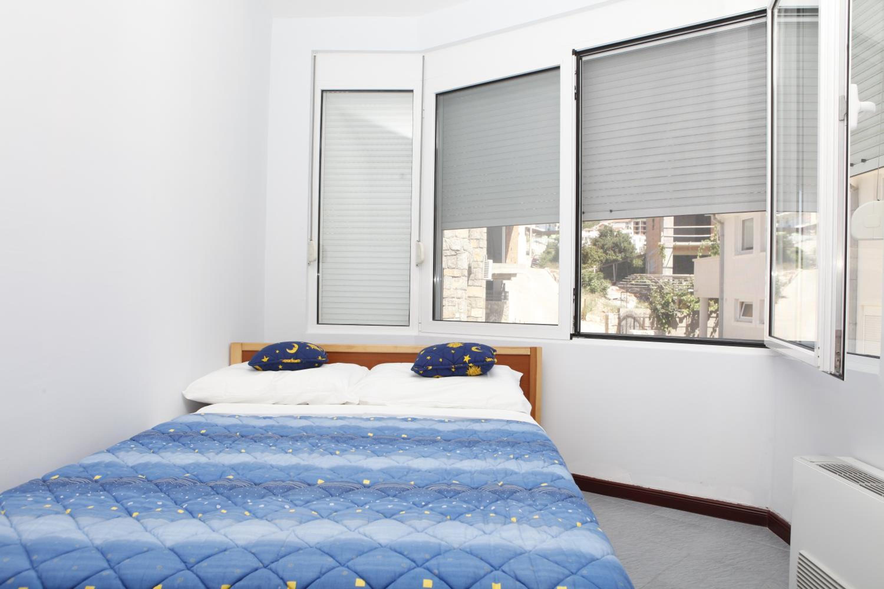 Two-Bedroom Apartment with Sea View - Photo 3