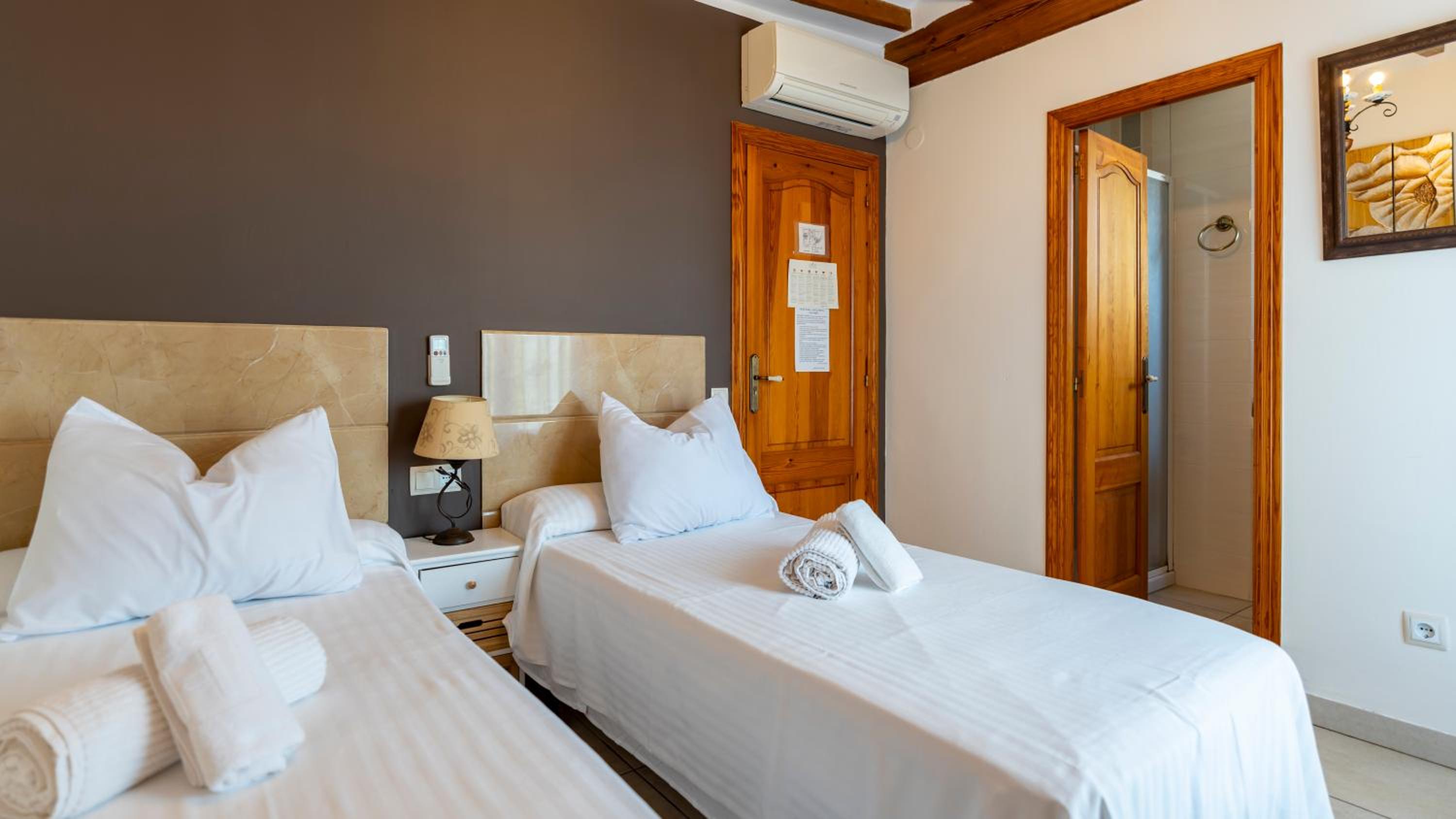 Twin Room - Photo 2