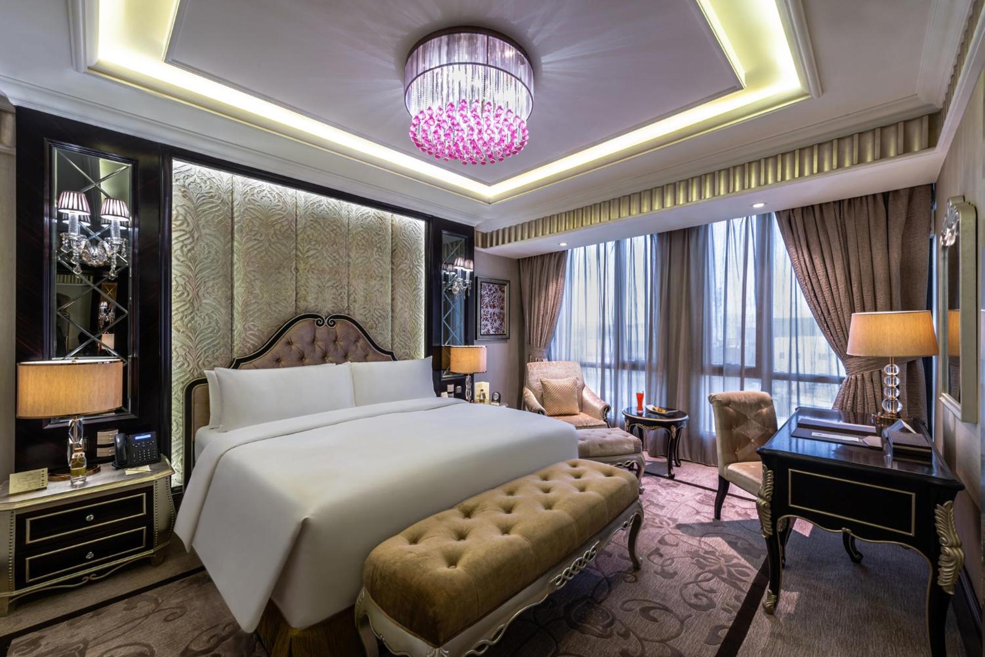 Classic King Bed Room - Photo 2
