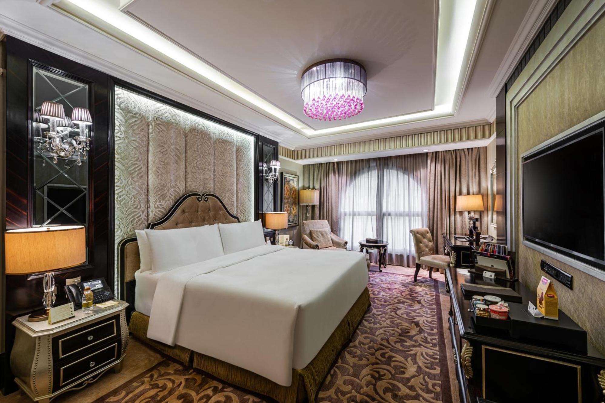 Classic King Bed Room - Photo 3