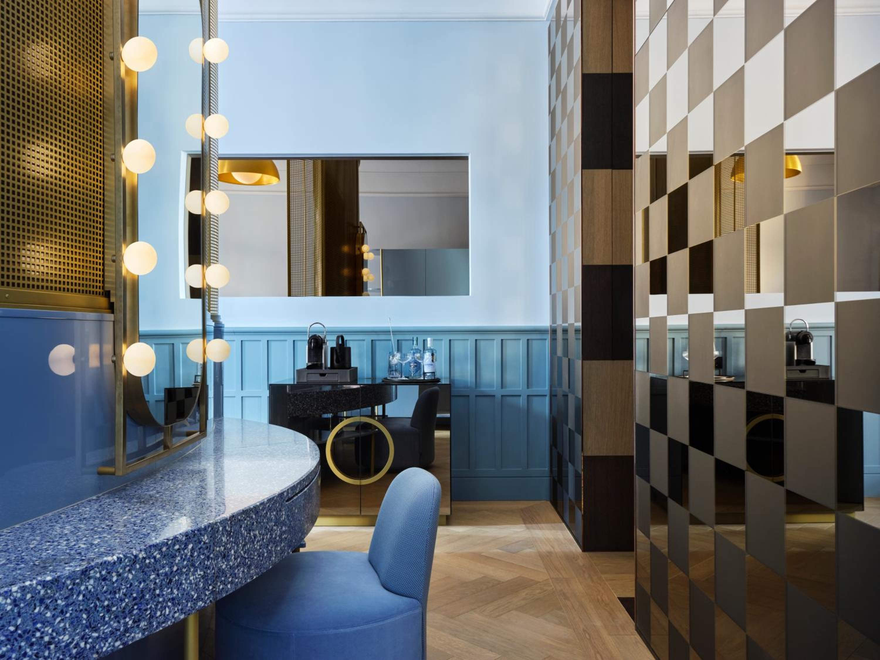 Studio King Suite with Street View
