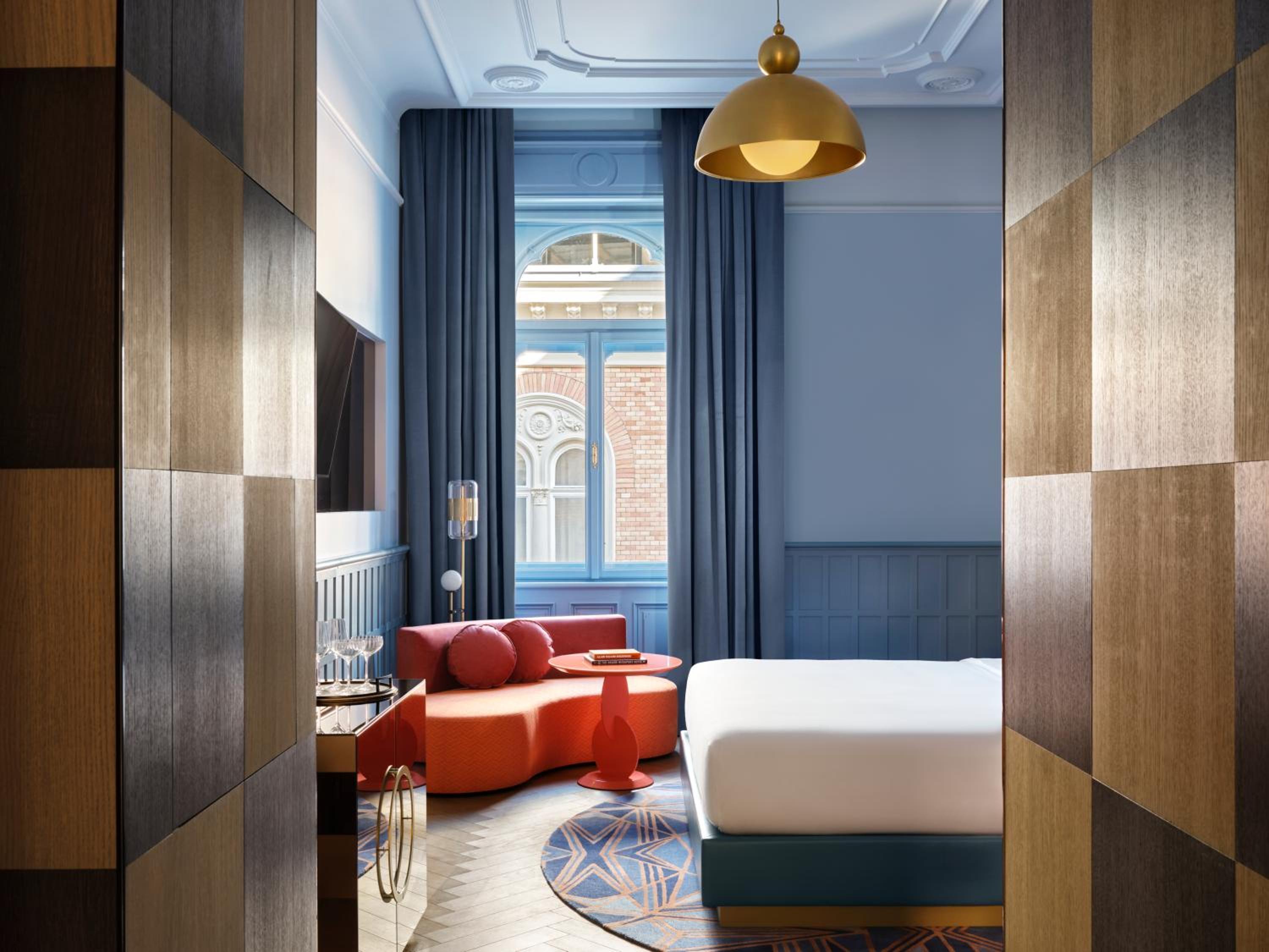 Deluxe King Room with Street View