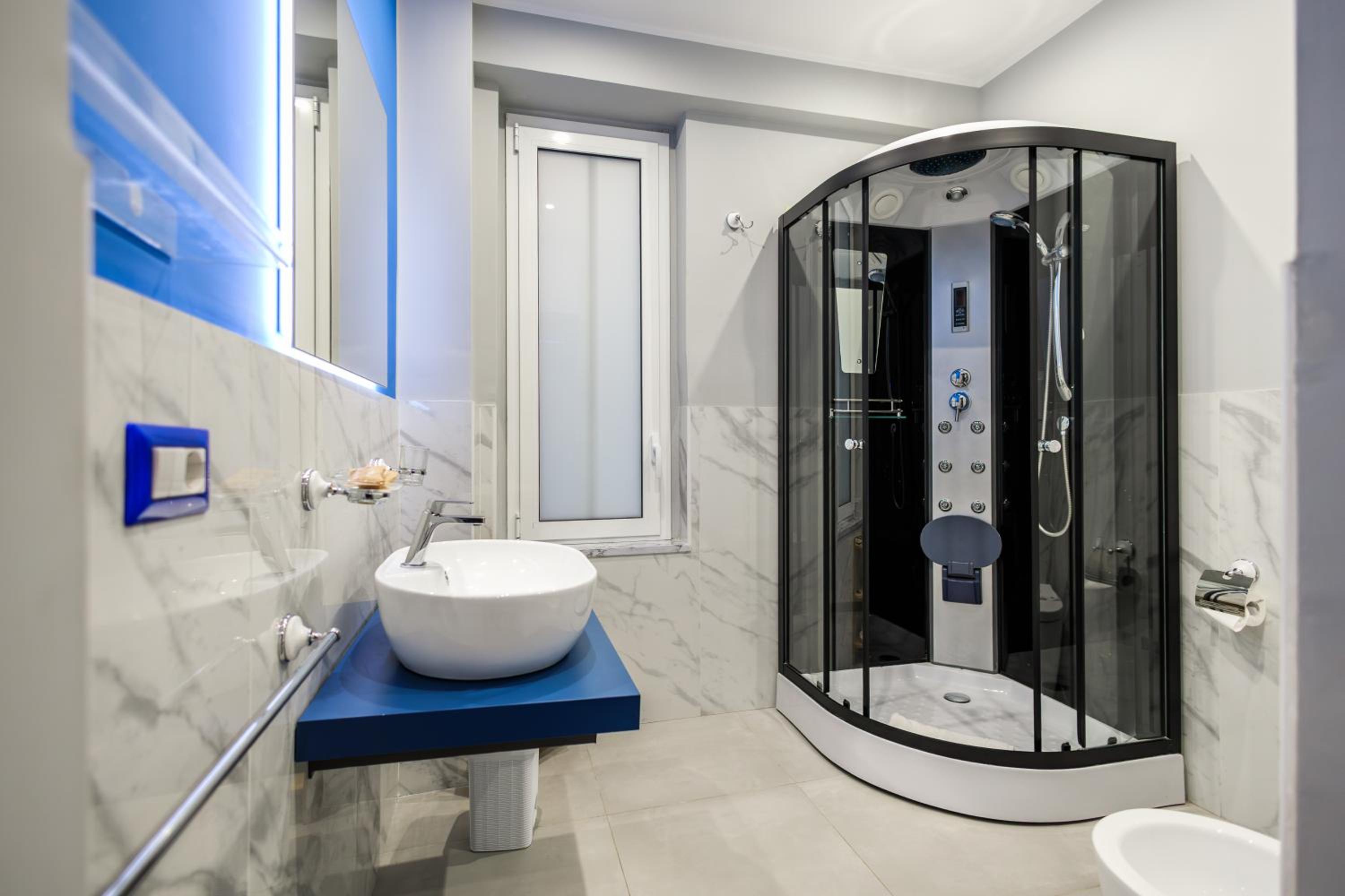 Double Room with Private Bathroom - Photo 17