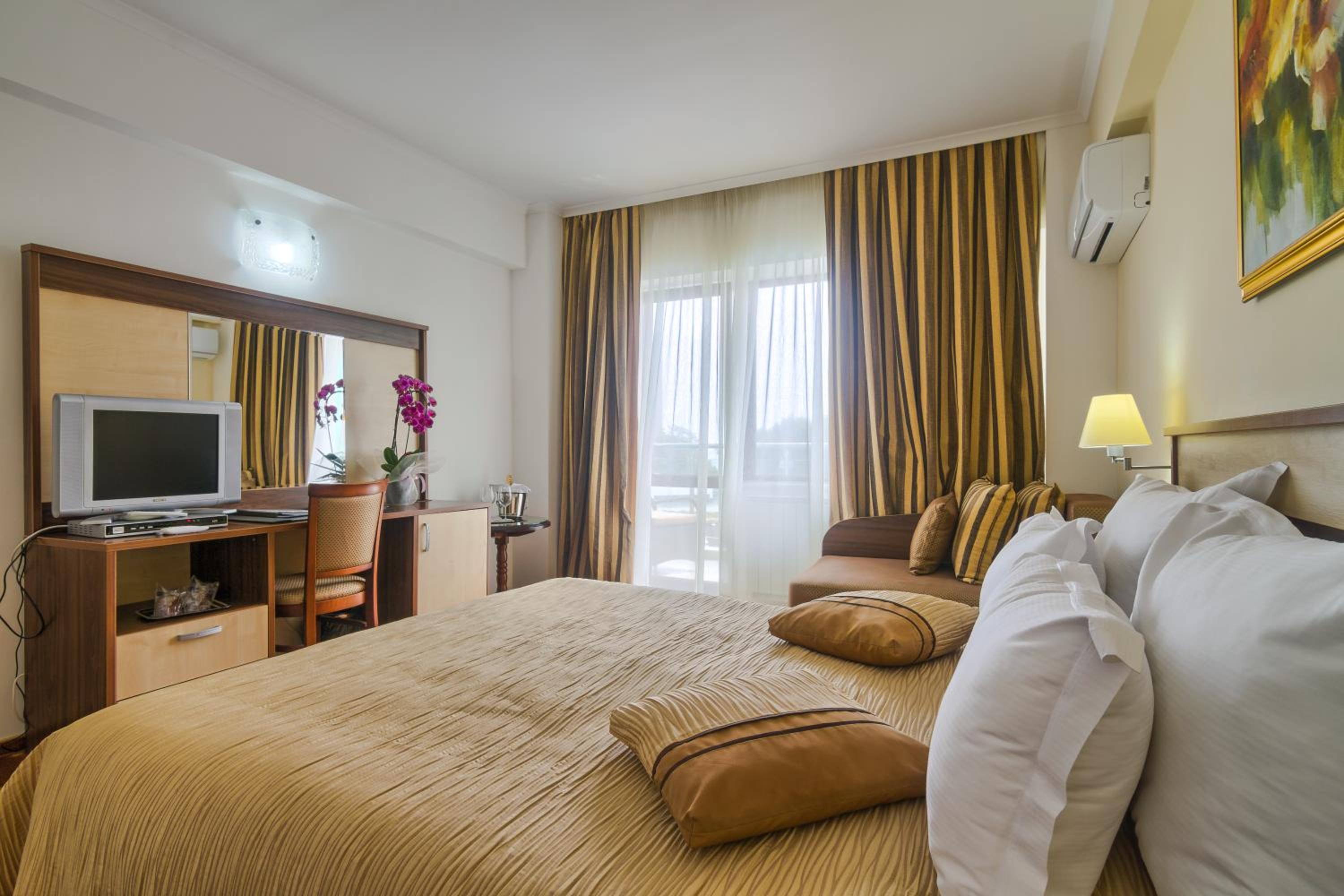 Double Room - Photo 12