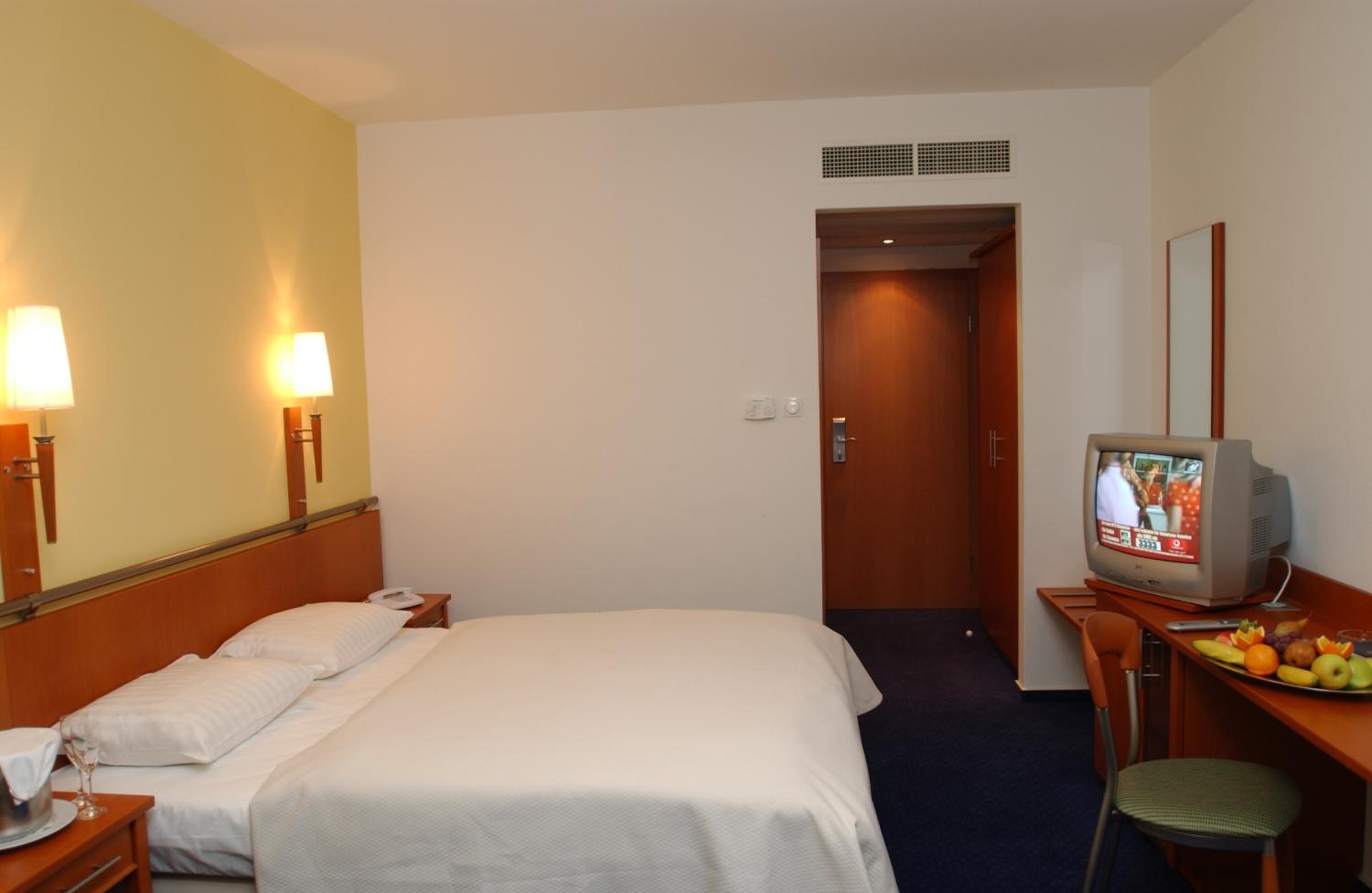 Double or Twin Room - Photo 8
