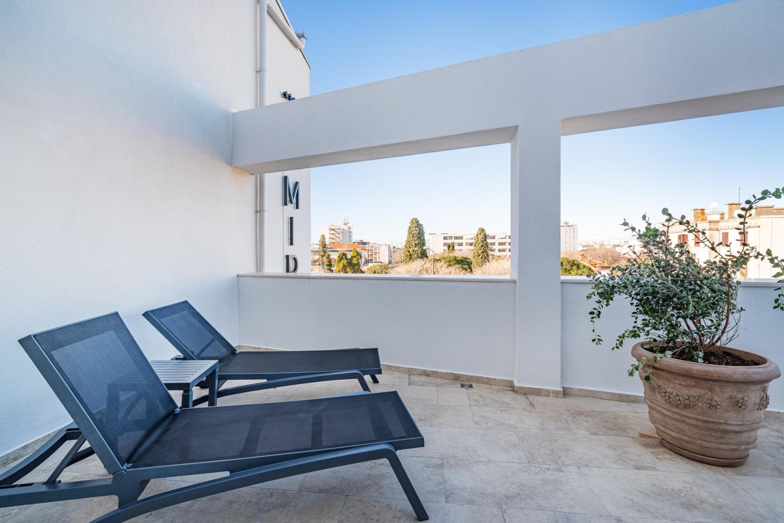 Suite with Balcony - Photo 2