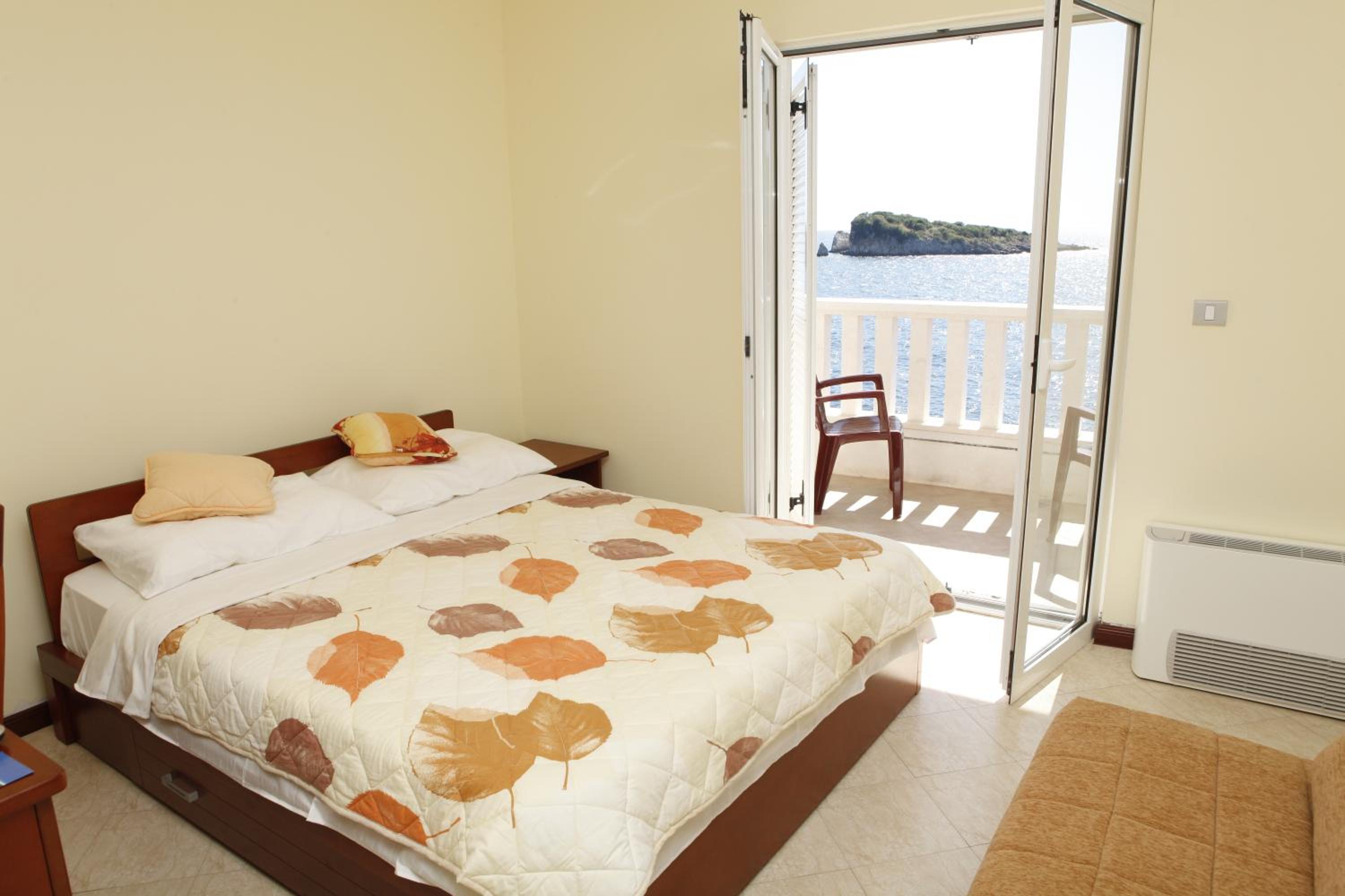 Double Room with Balcony and Sea View - Photo 8