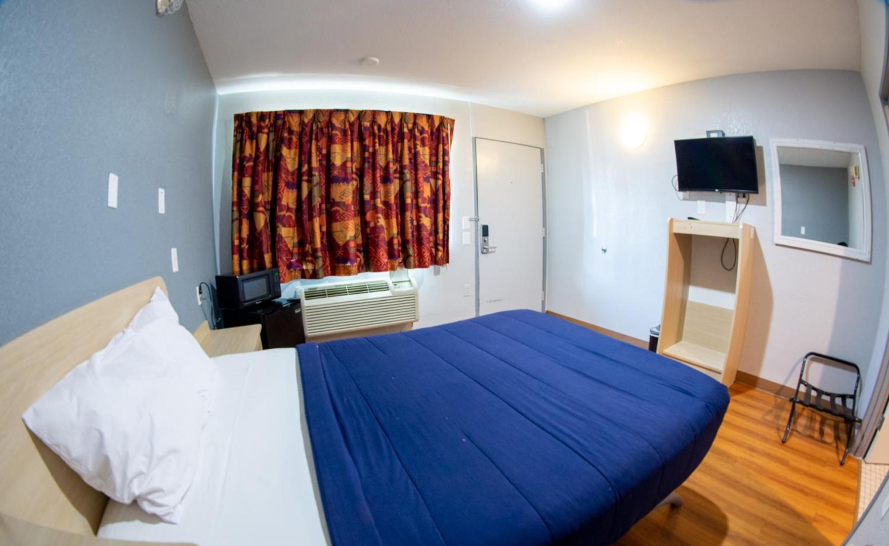 Queen Room - Non-Smoking photo 3