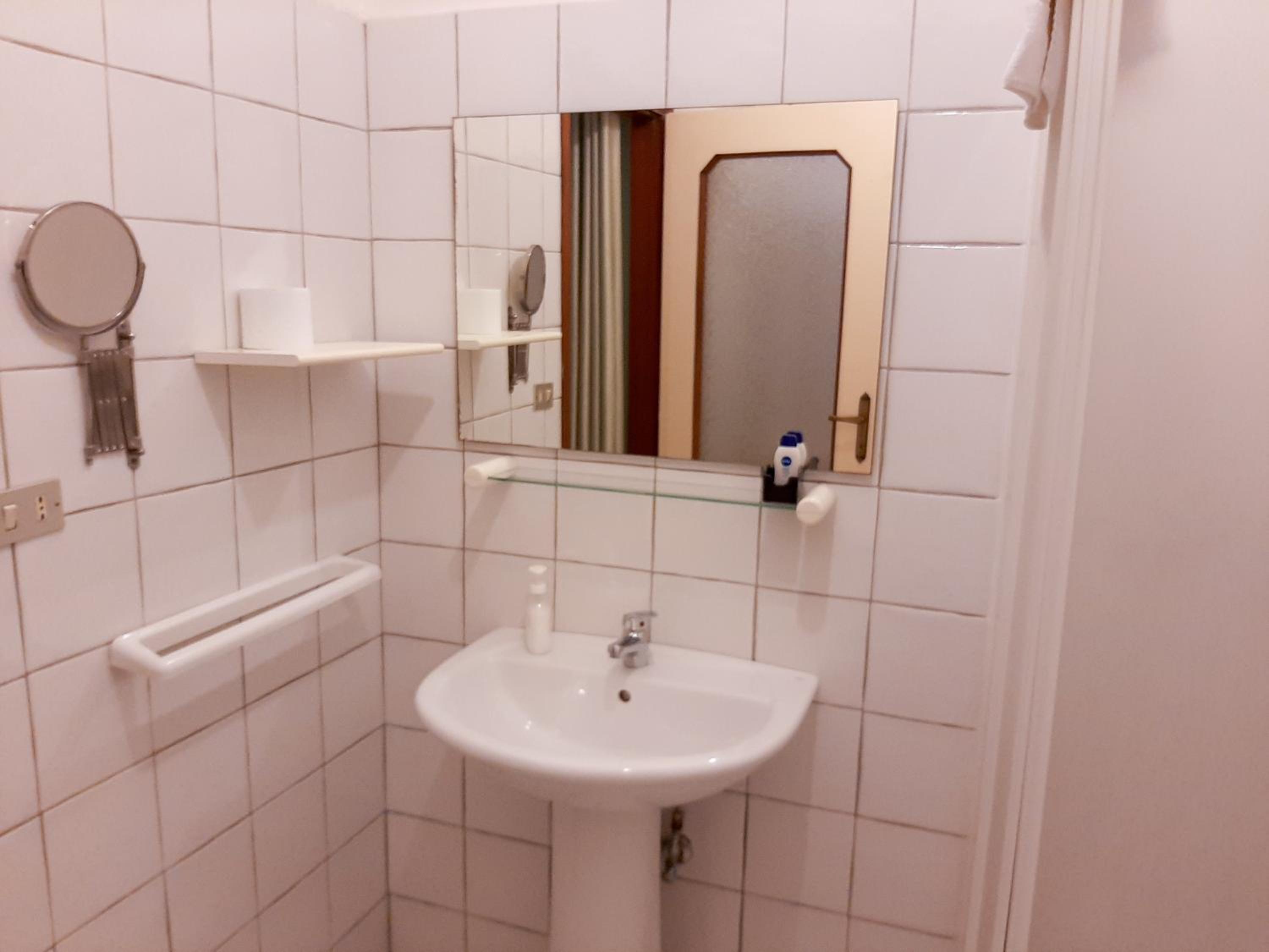 Double or Twin Room - Photo 3
