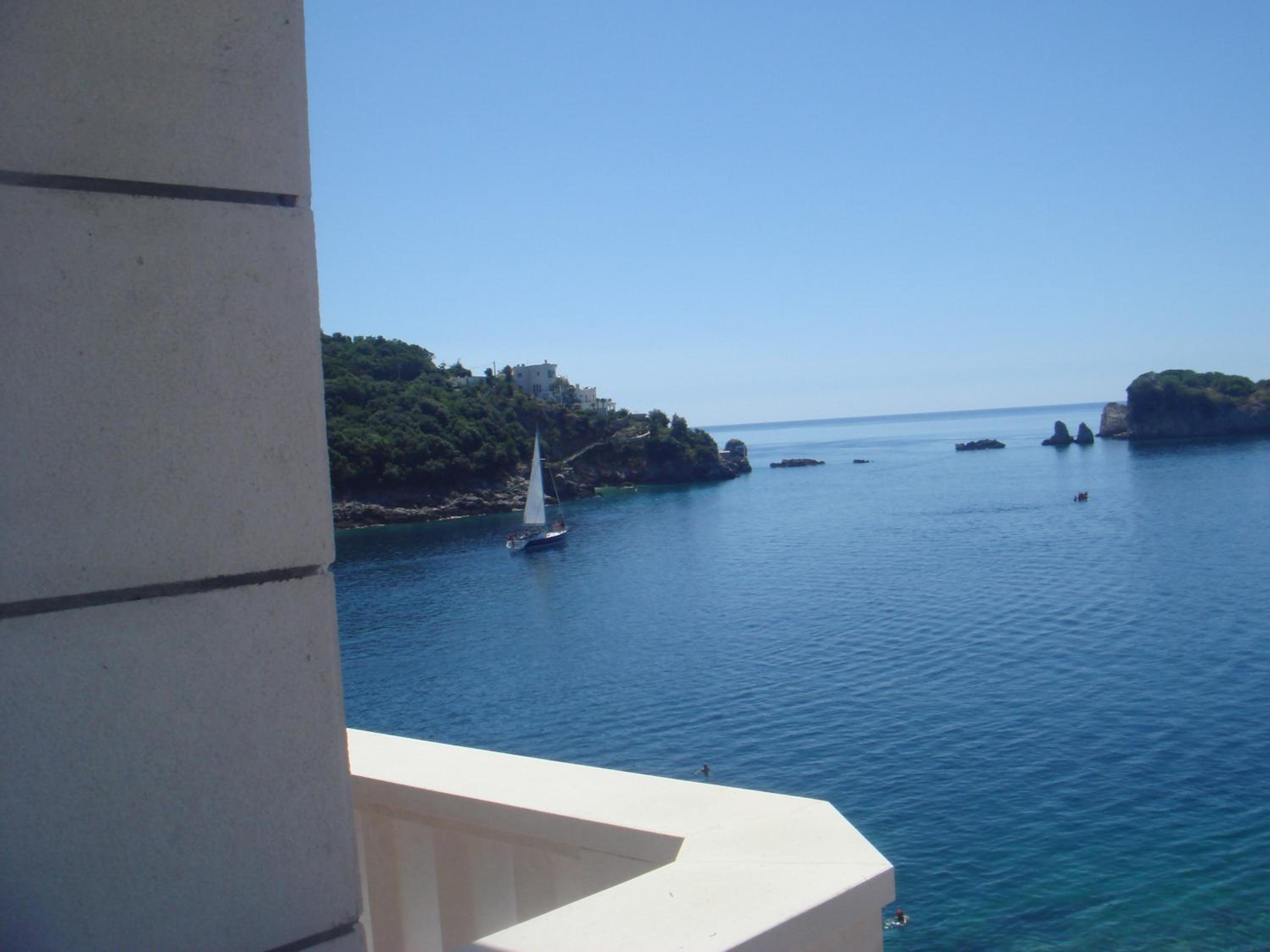 Double Room with Balcony and Sea View - Photo 5