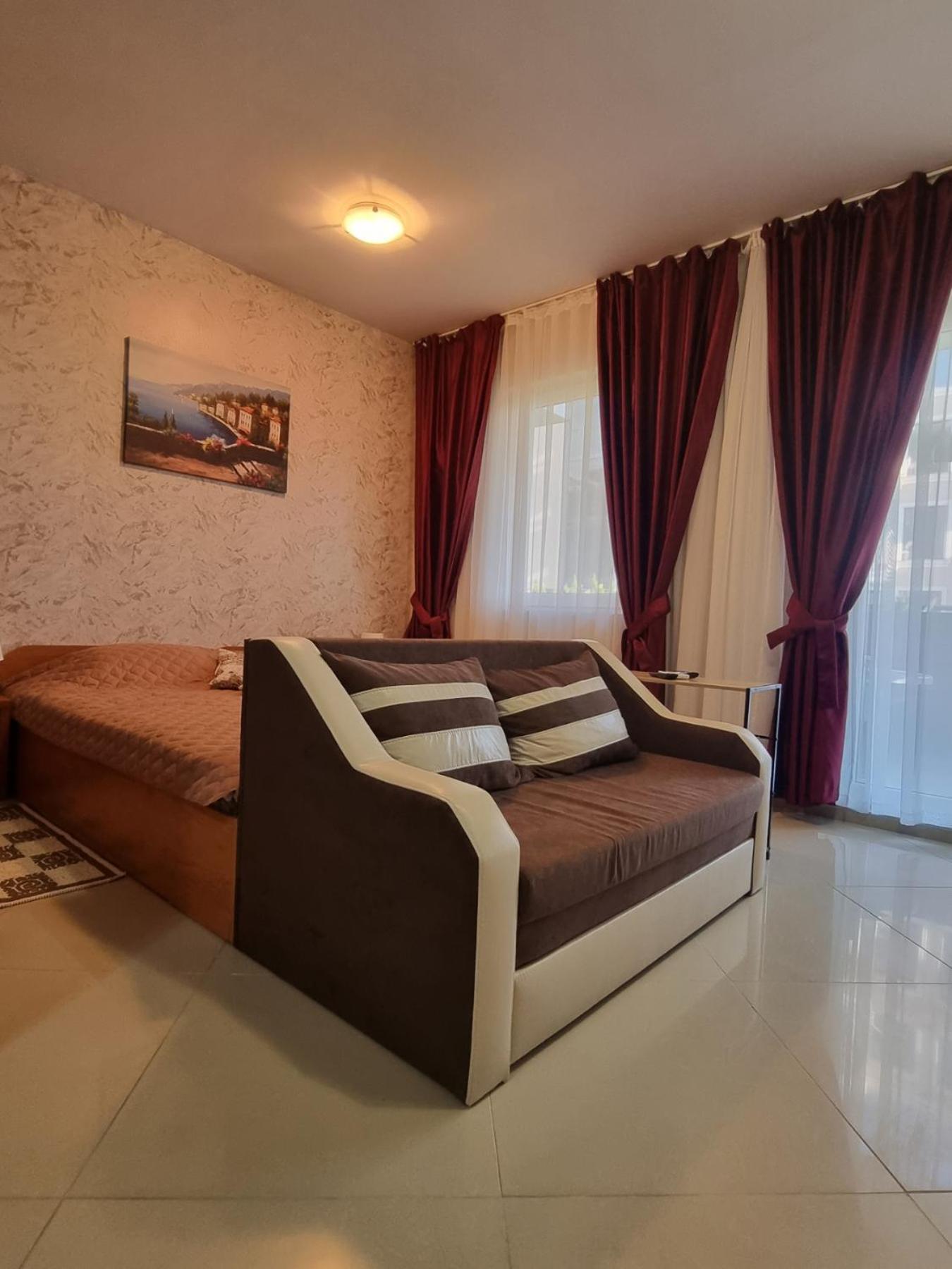 Studio Apartment with Balcony photo 1
