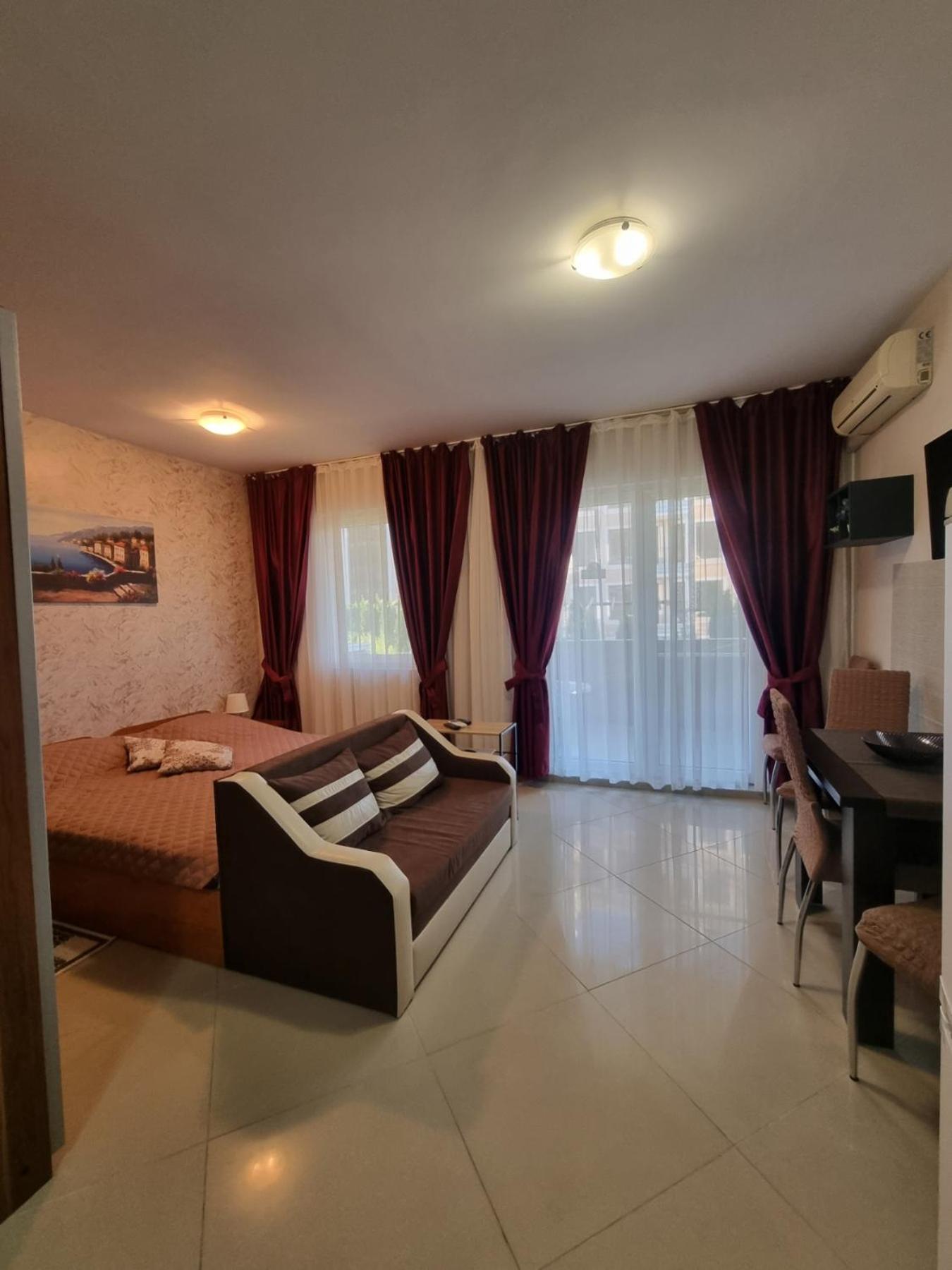 Studio Apartment with Balcony photo 3