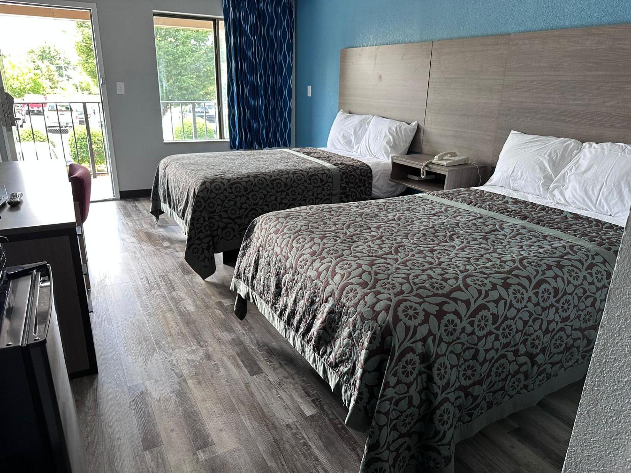 Double Room with Two Double Beds - Photo 2