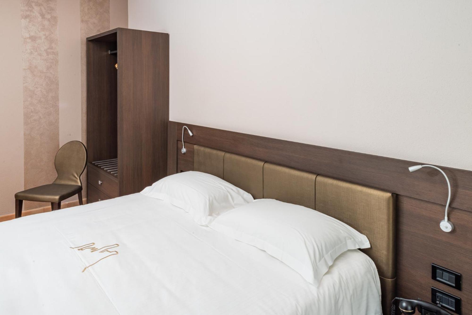 Double or Twin Room with City View photo 3