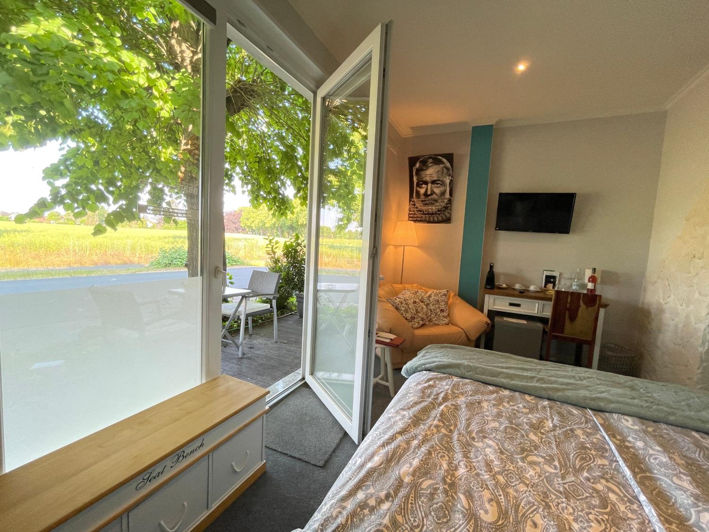 Deluxe Double Room with Shower photo 2