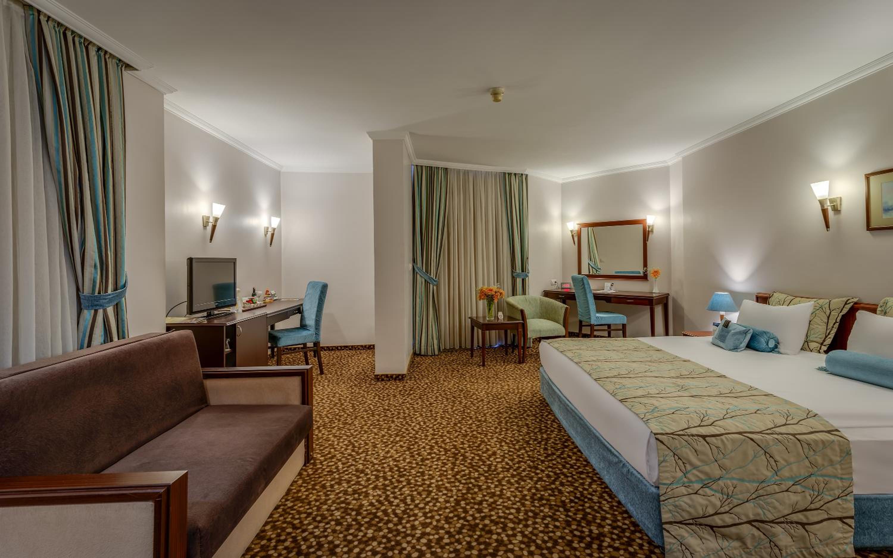 Deluxe King Room with View - Non-Smoking - Photo 2