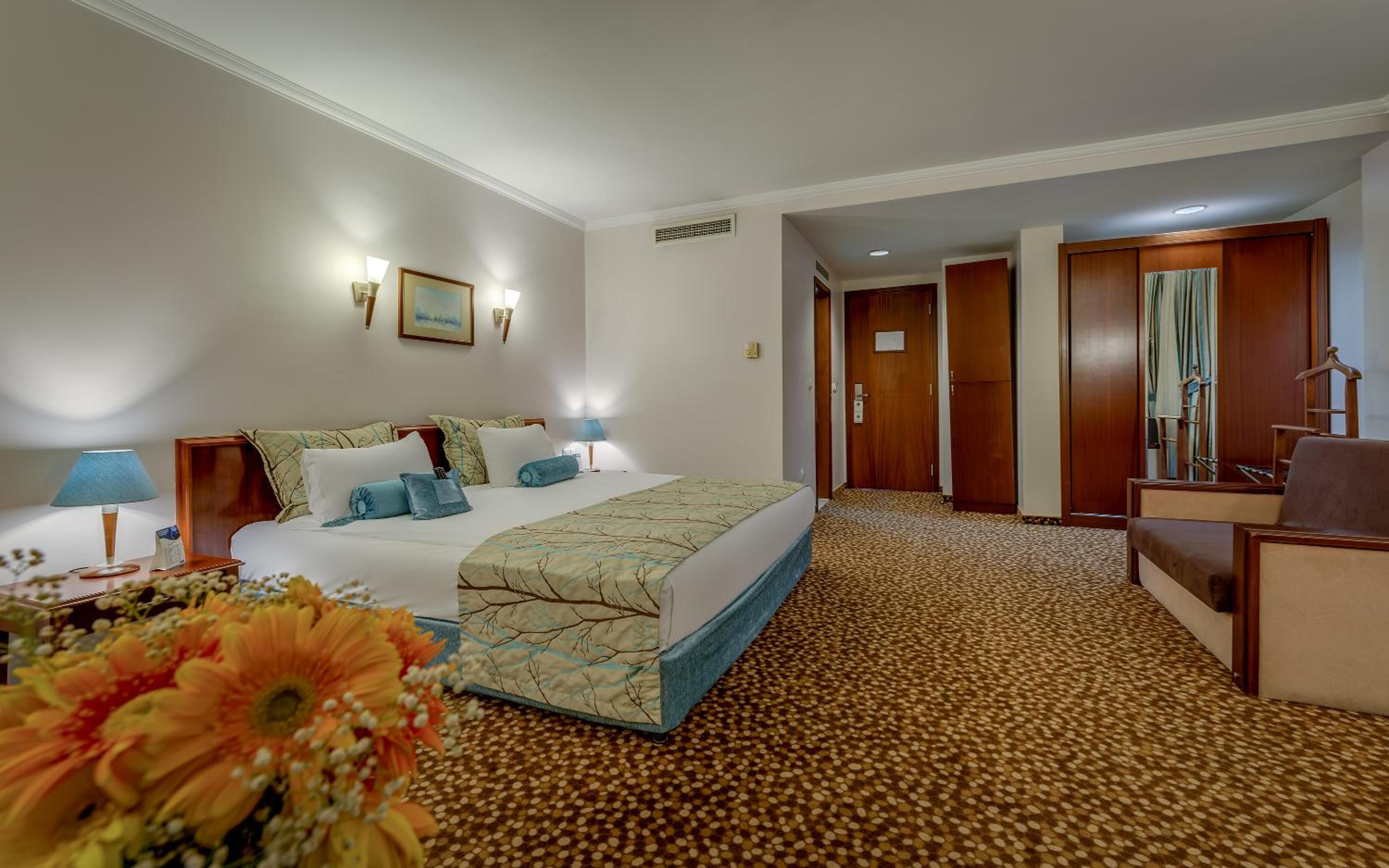 Deluxe King Room with View - Non-Smoking - Photo 1