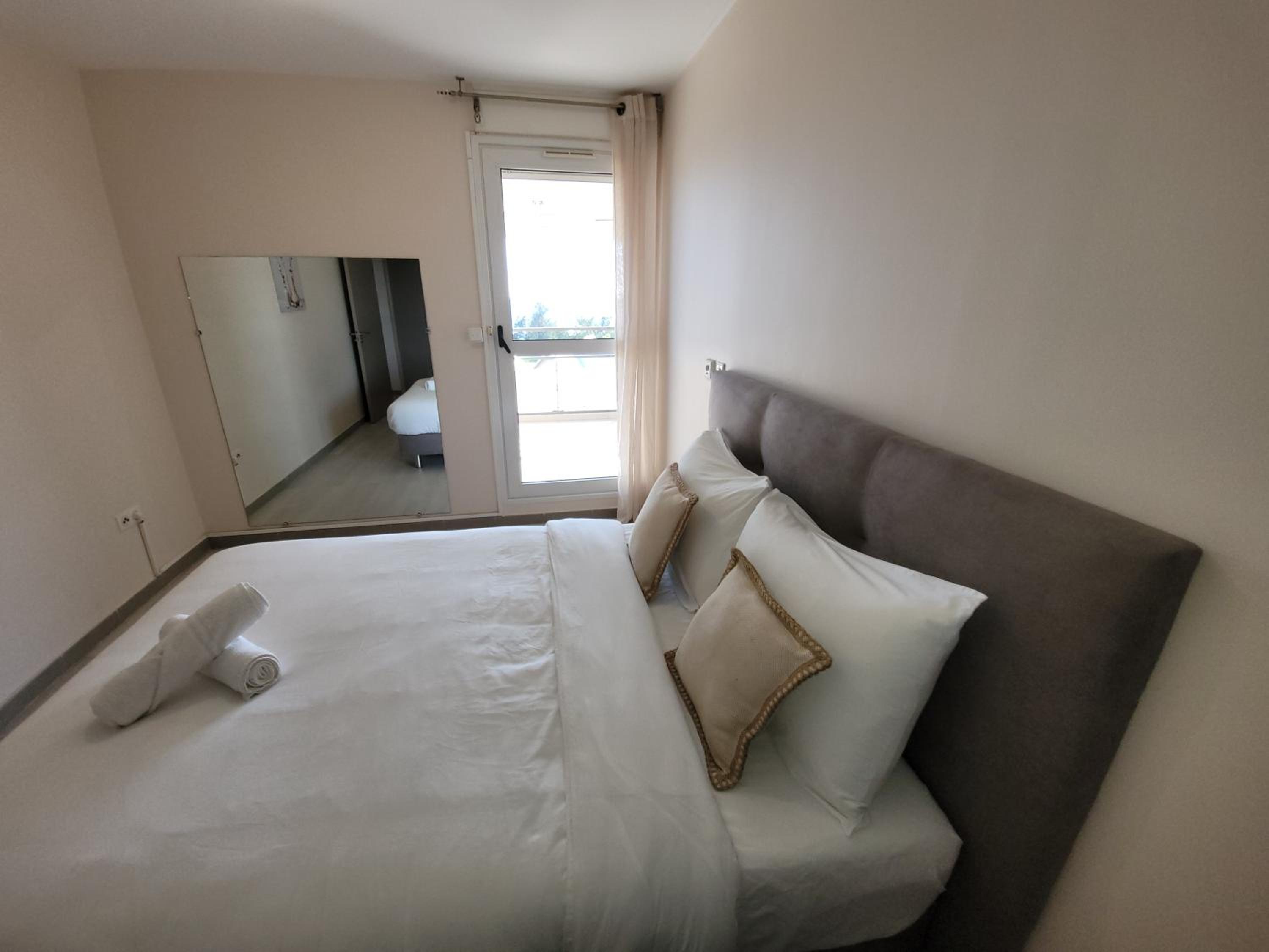 Three-Bedroom Apartment photo 2