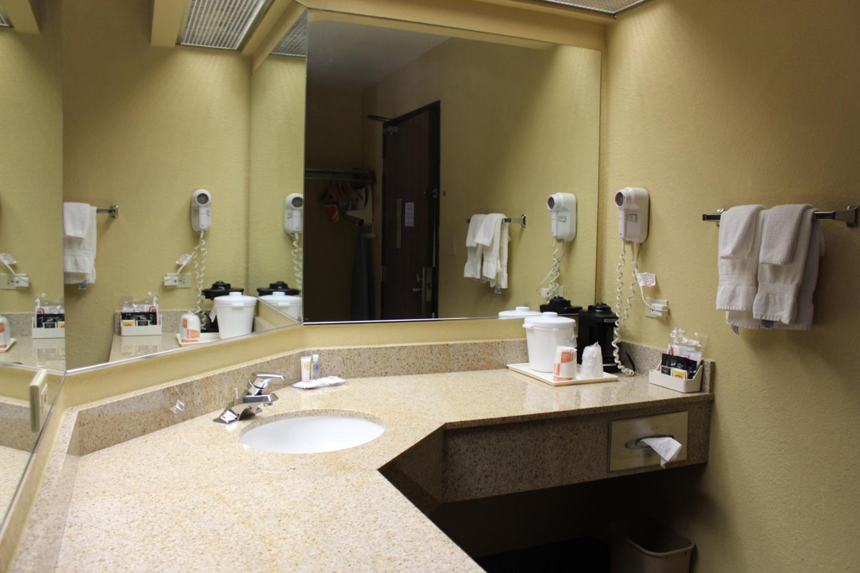 King Suite - Non-Smoking - Photo 2