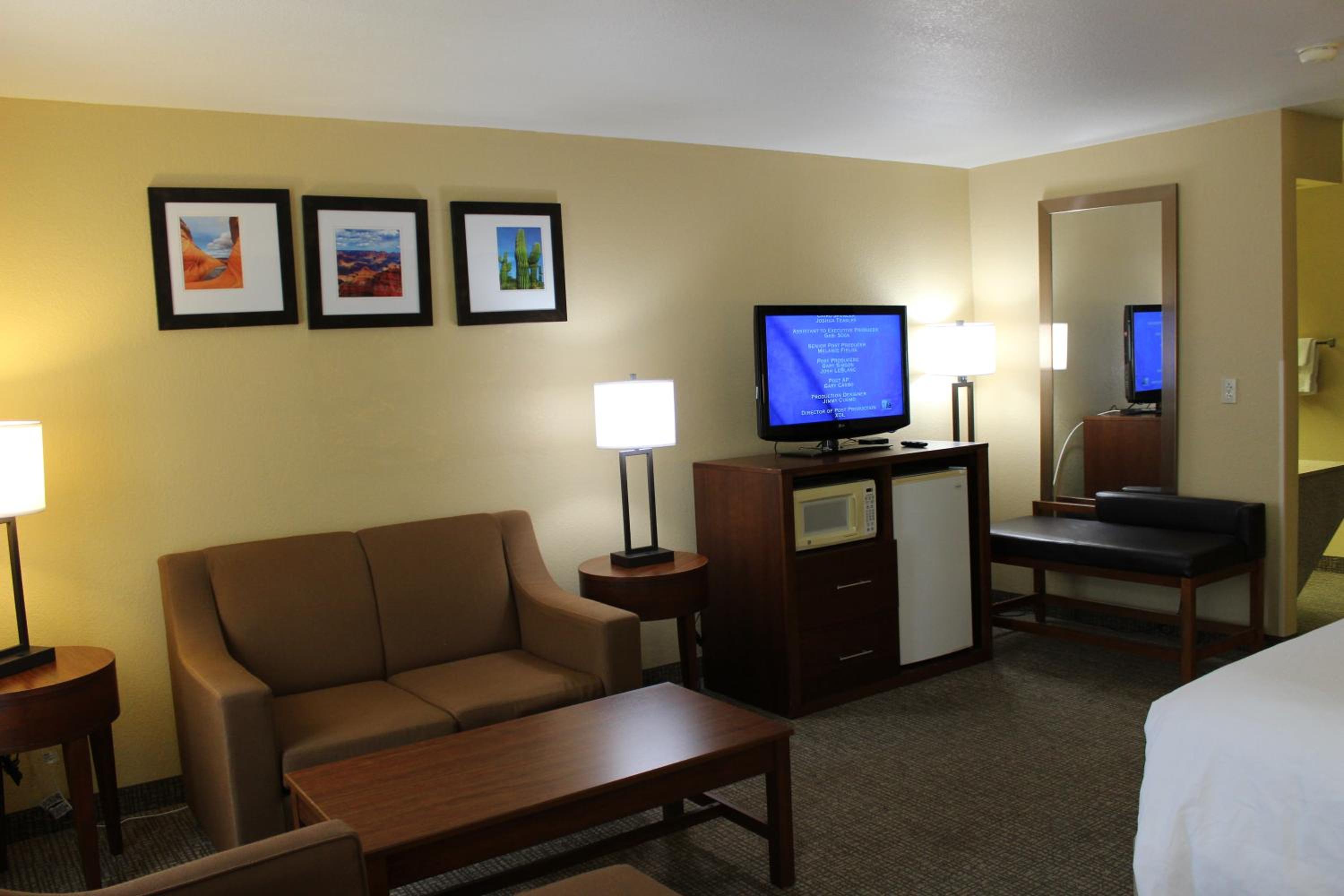 King Suite - Non-Smoking - Photo 3
