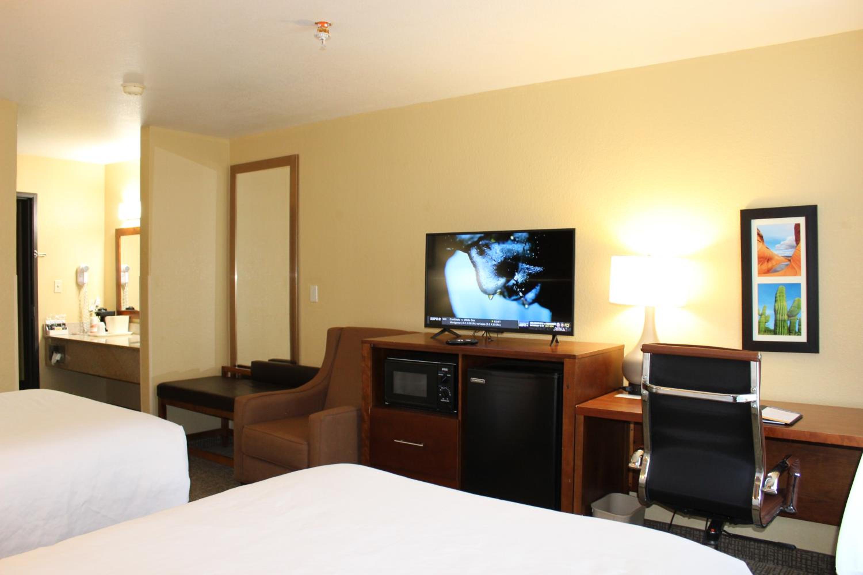 Double Room with Two Double Beds - Non-Smoking - Photo 4