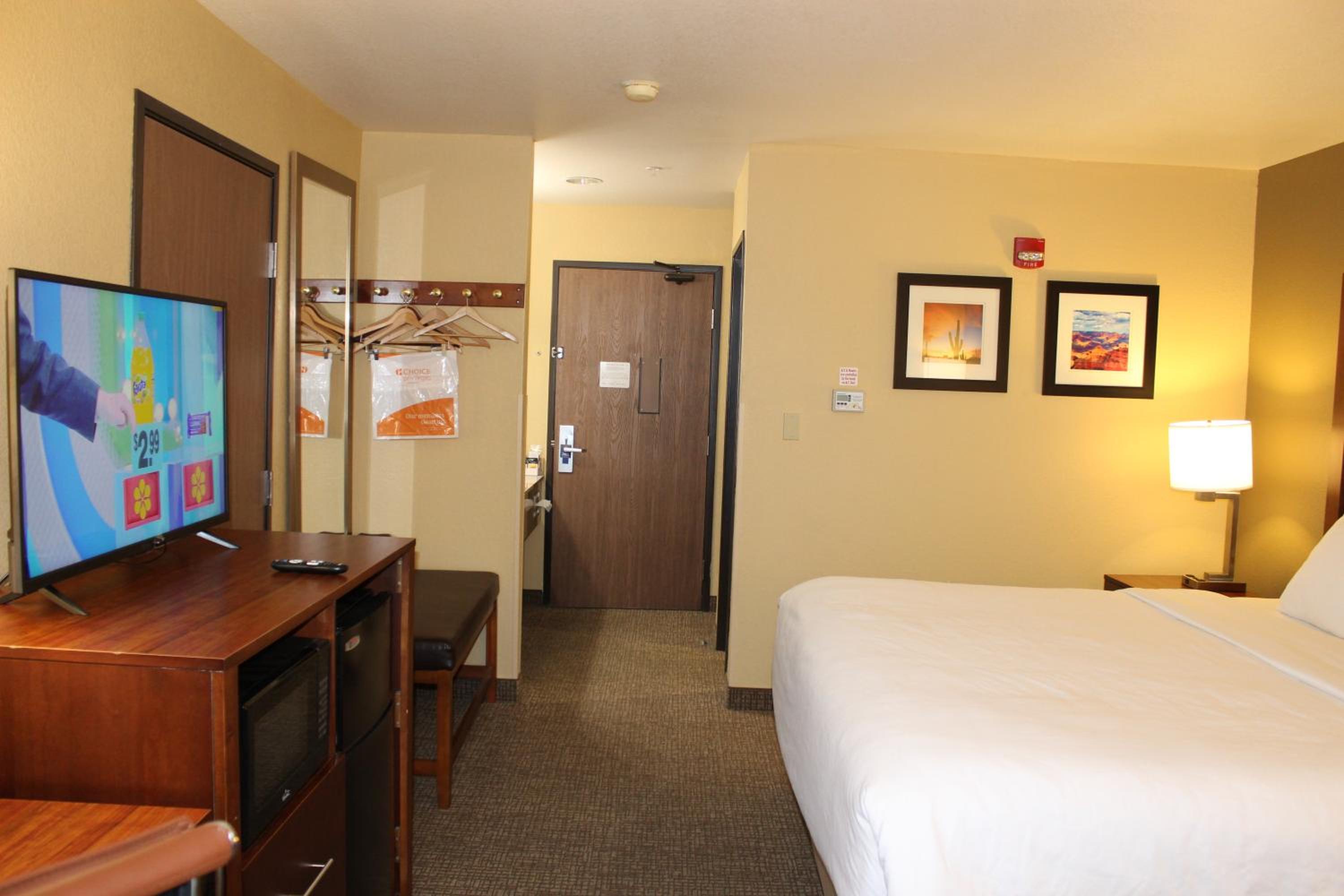 King Room - Non-Smoking - Photo 3