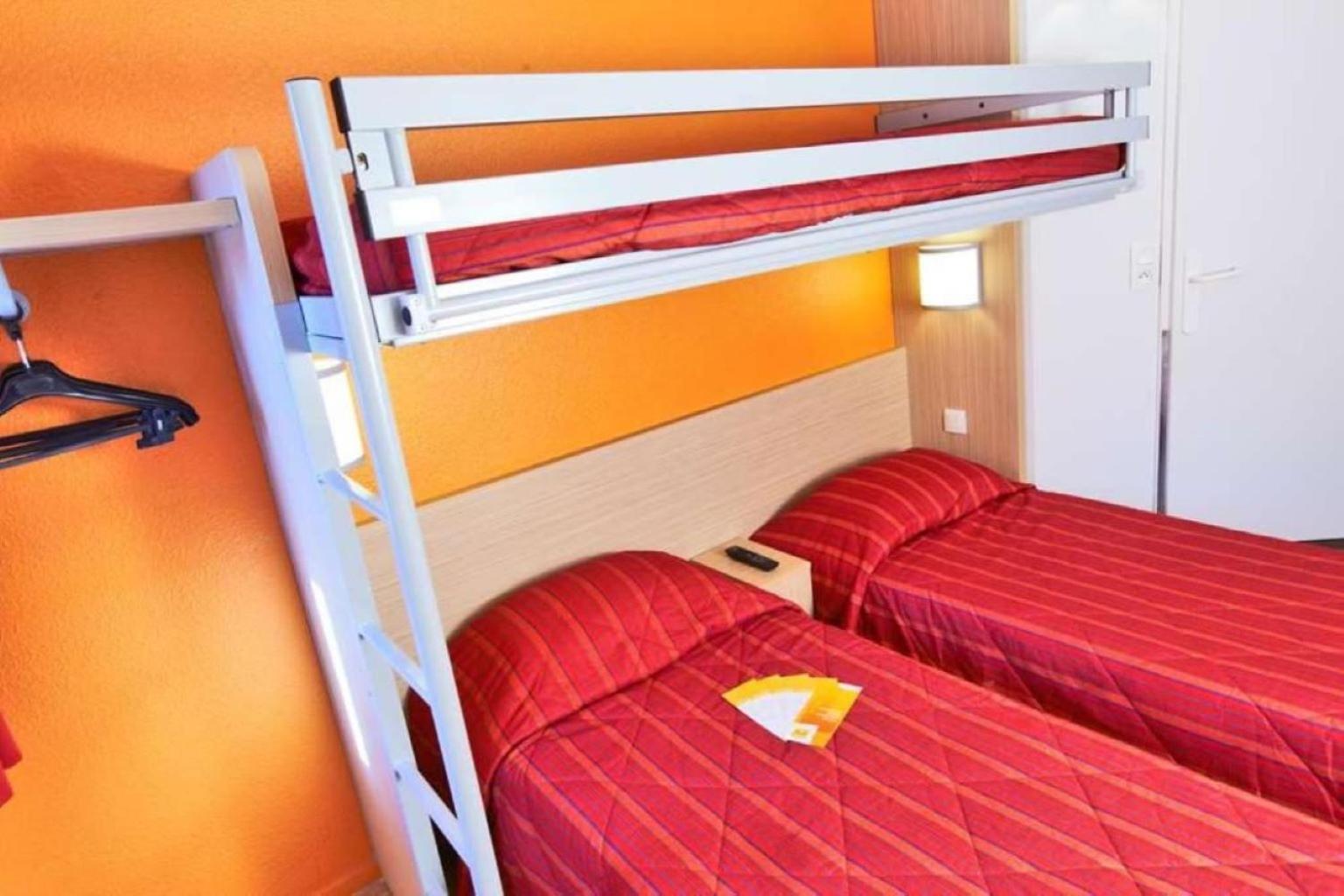 Triple Room (1 Double Bed + 1 Single Bed) - Photo 3