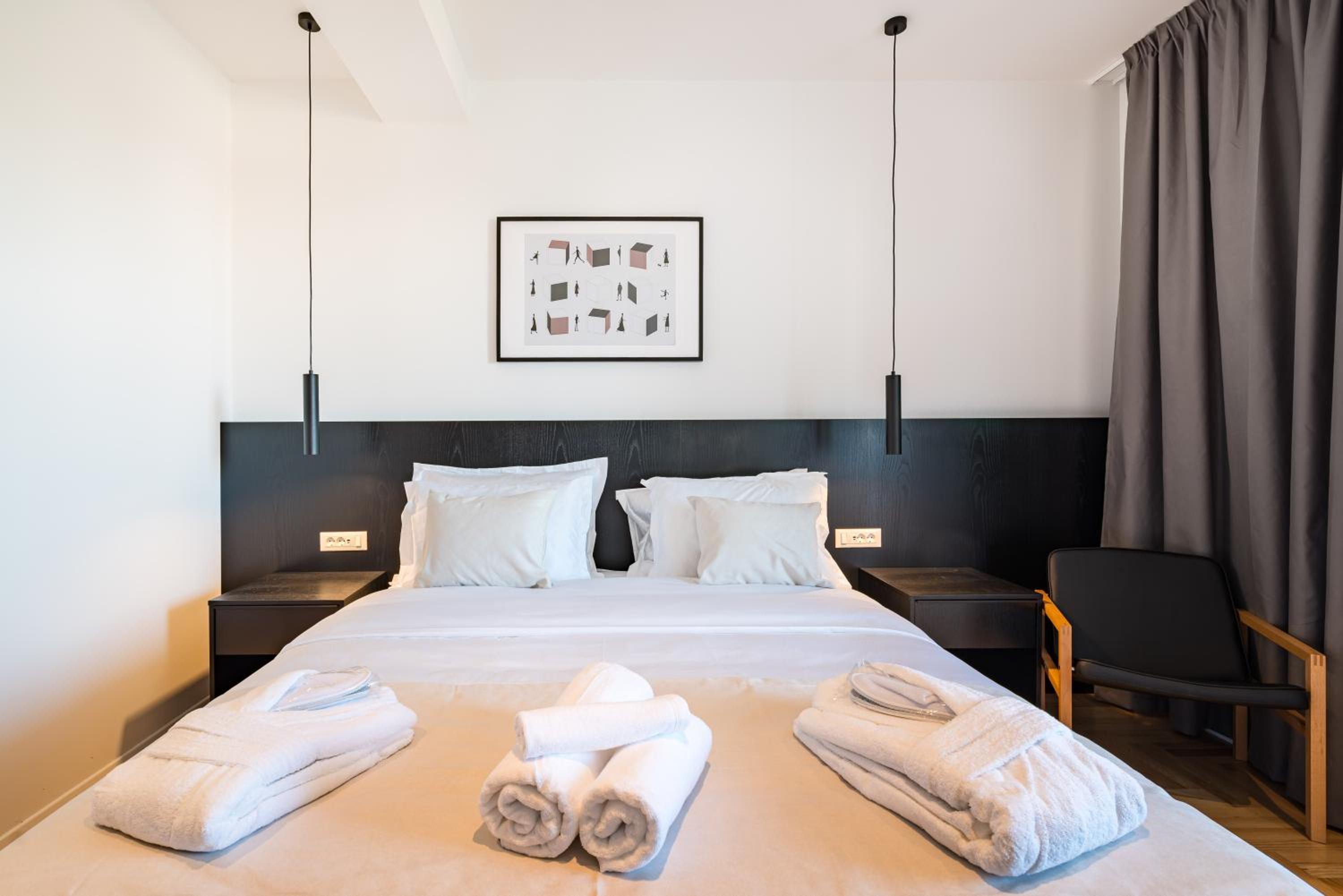 Double Room with Balcony - Photo 18