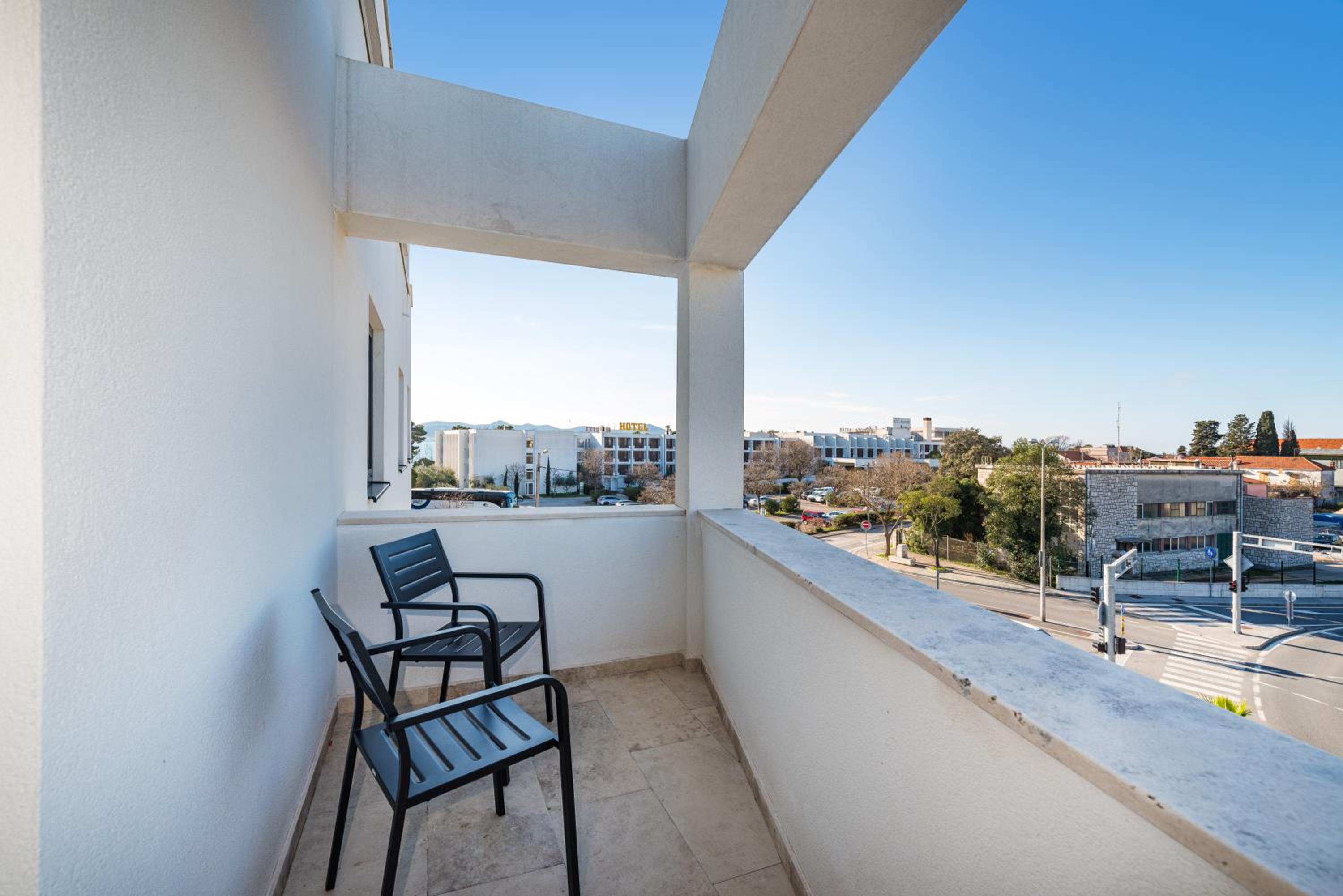 Double Room with Balcony - Photo 15
