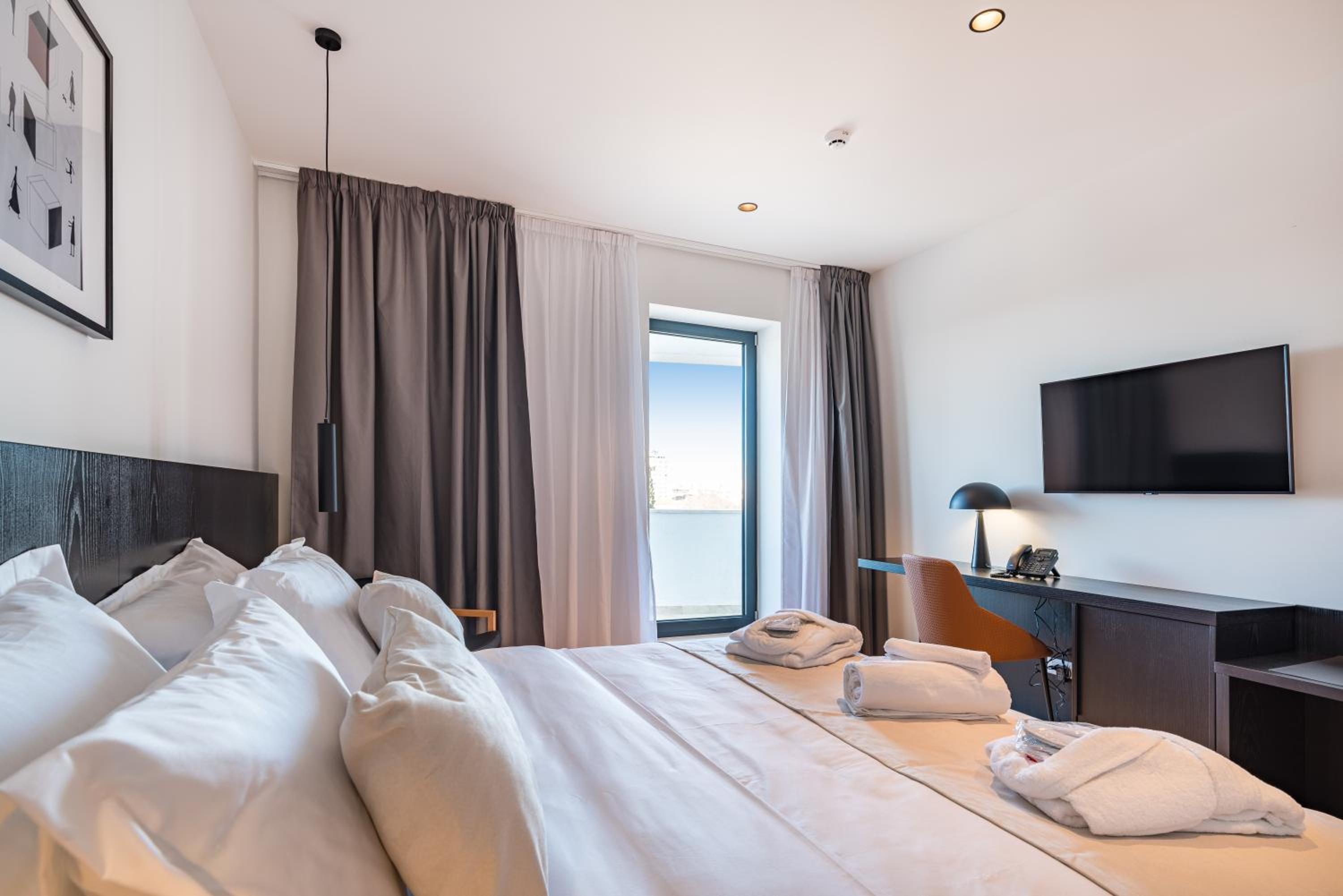 Double Room with Balcony - Photo 12