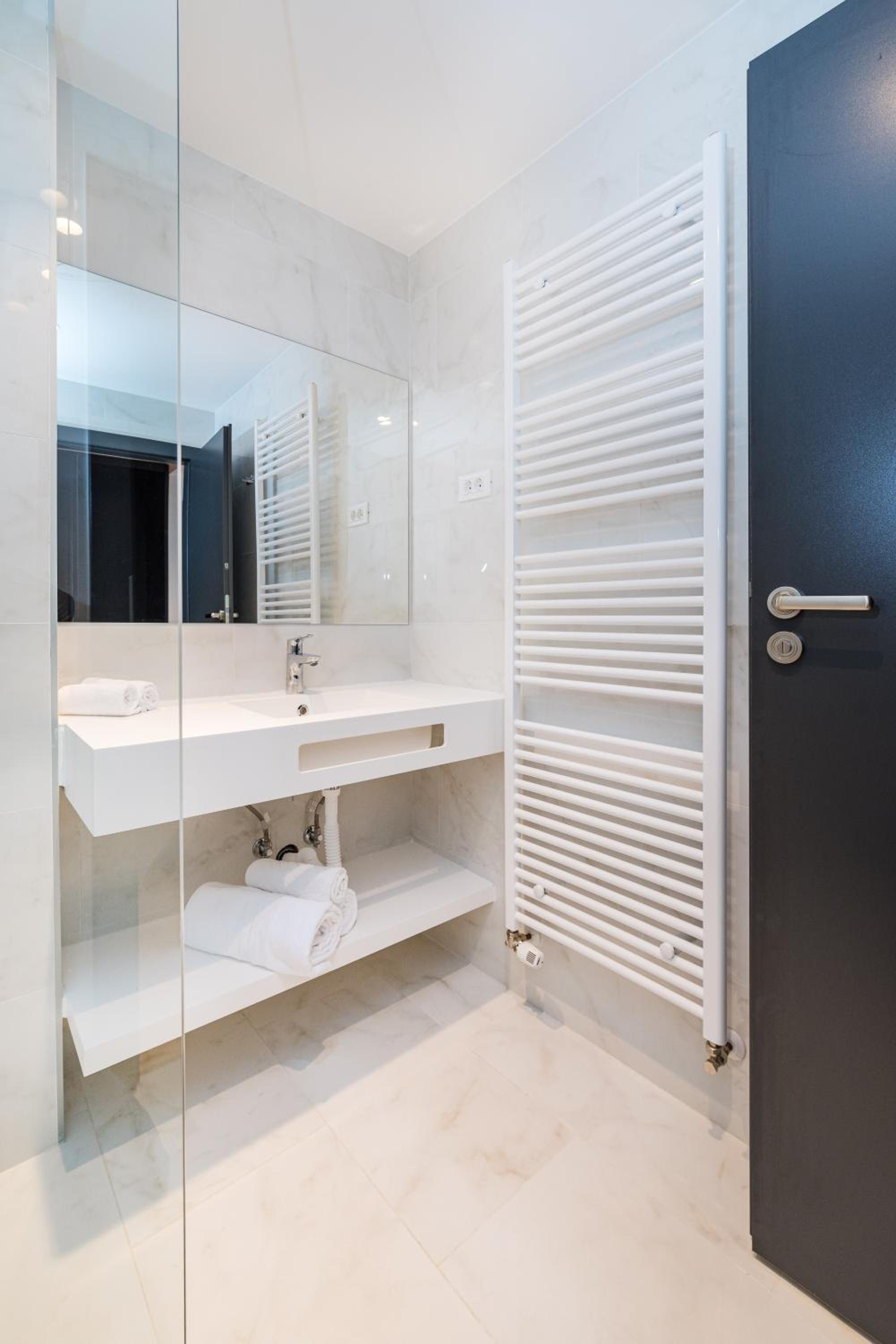 Double Room with Balcony - Photo 19