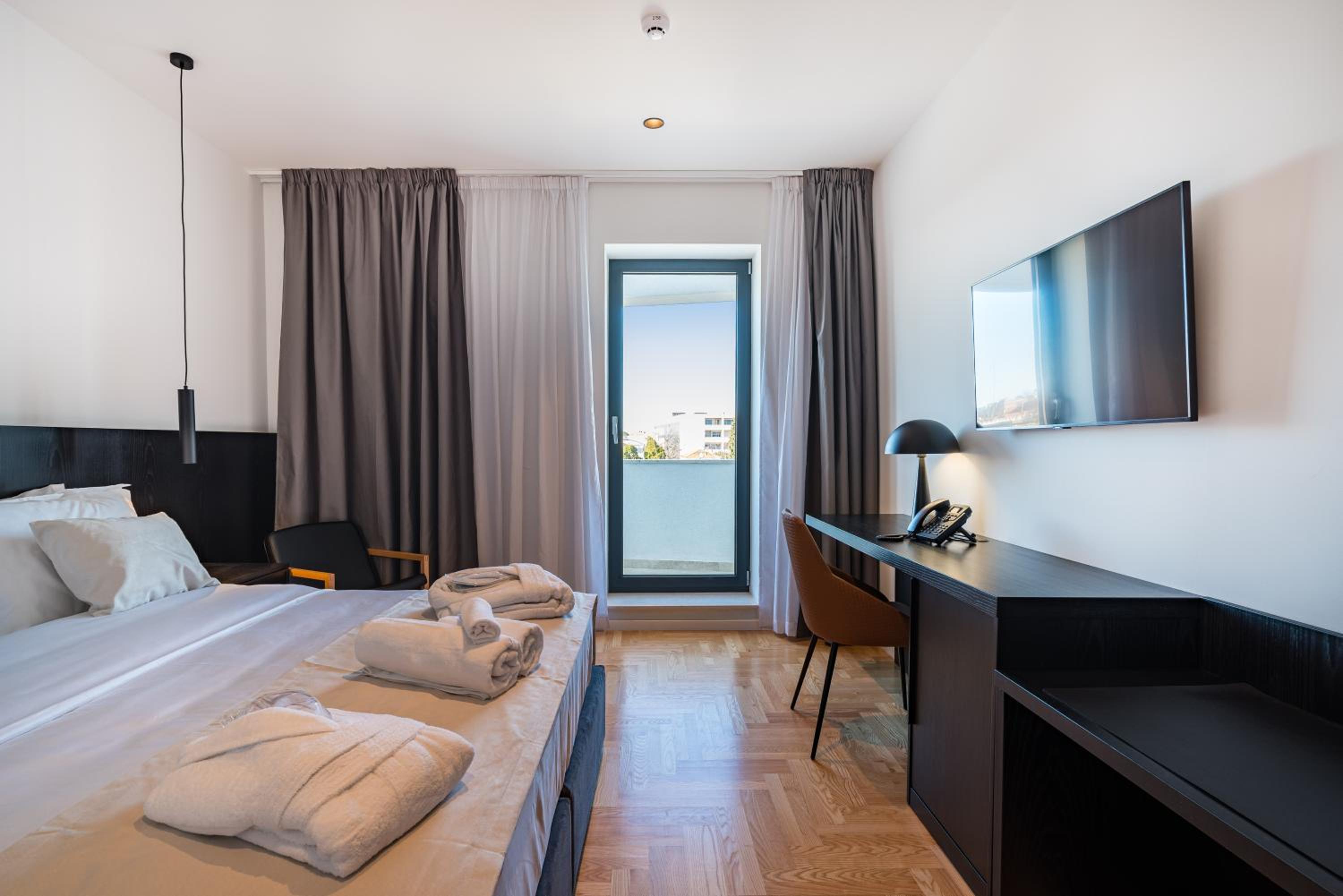 Double Room with Balcony - Photo 11