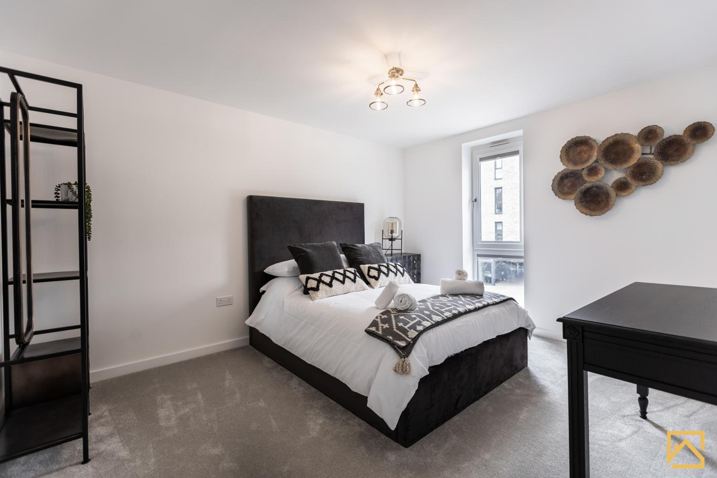 Five-Bedroom House photo 1