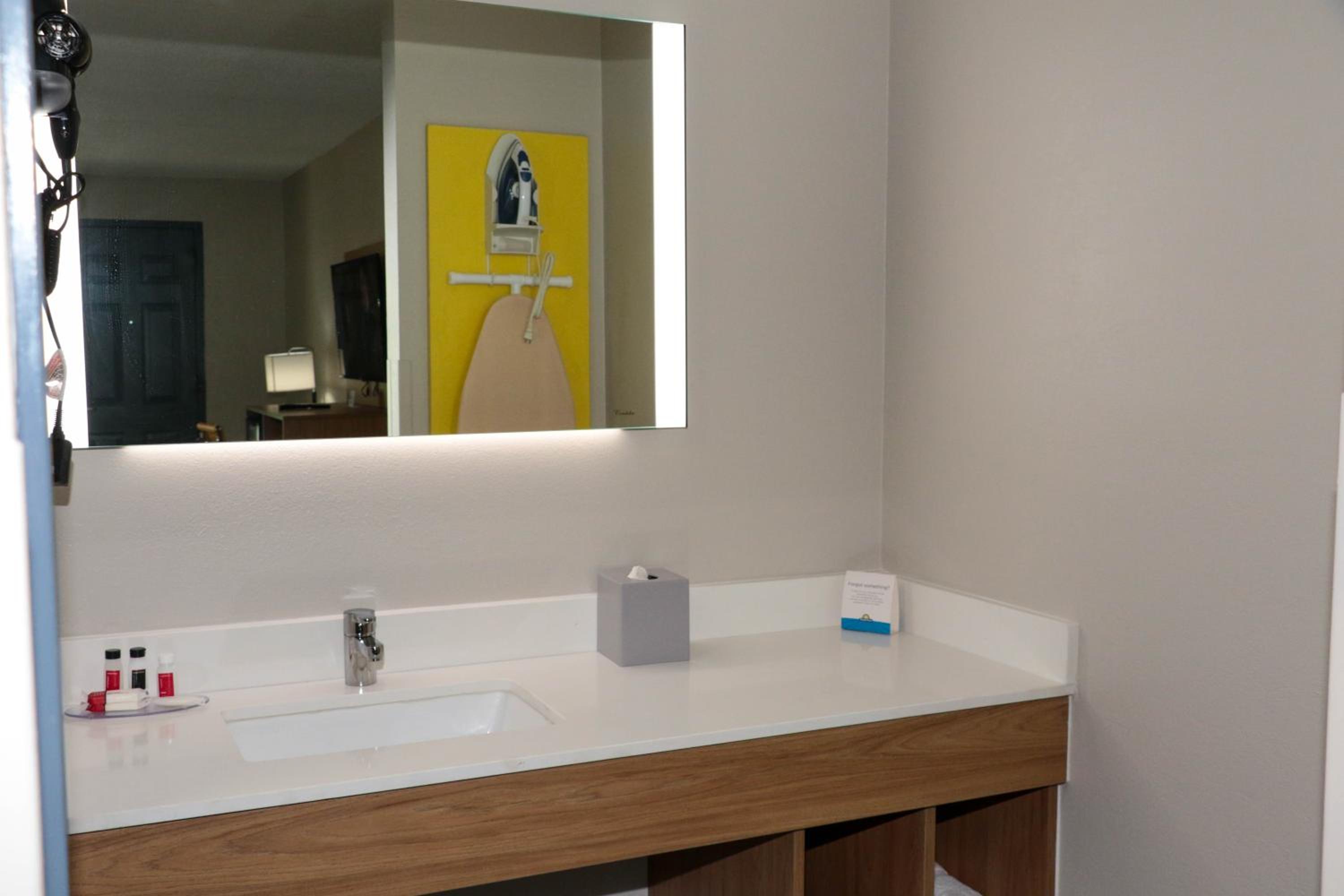 King Room - Non-Smoking - Photo 2
