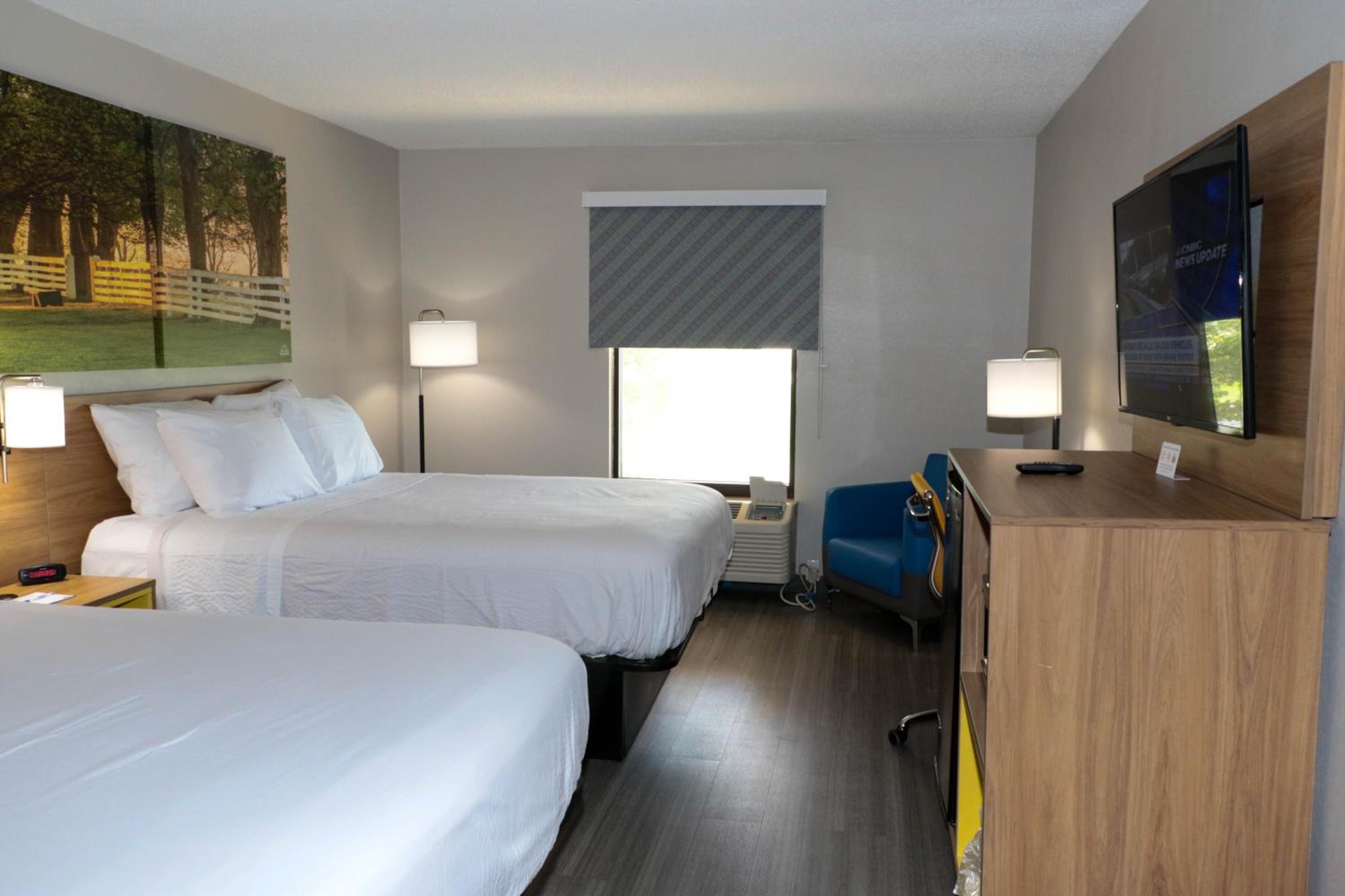 Queen Room with Two Queen Beds - Non-Smoking - Photo 2