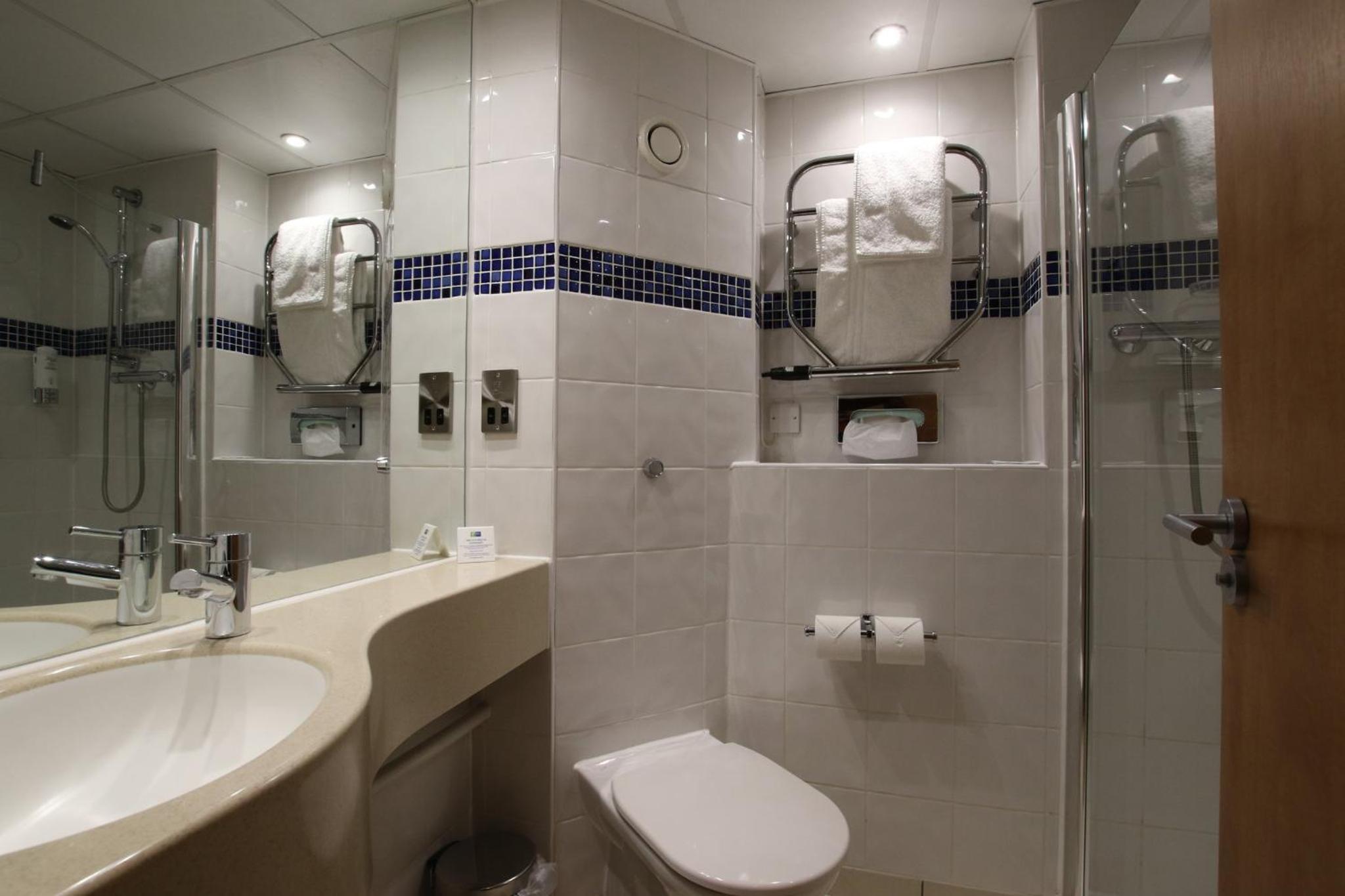 Standard Twin Room with Free Hot Breakfast - Photo 3