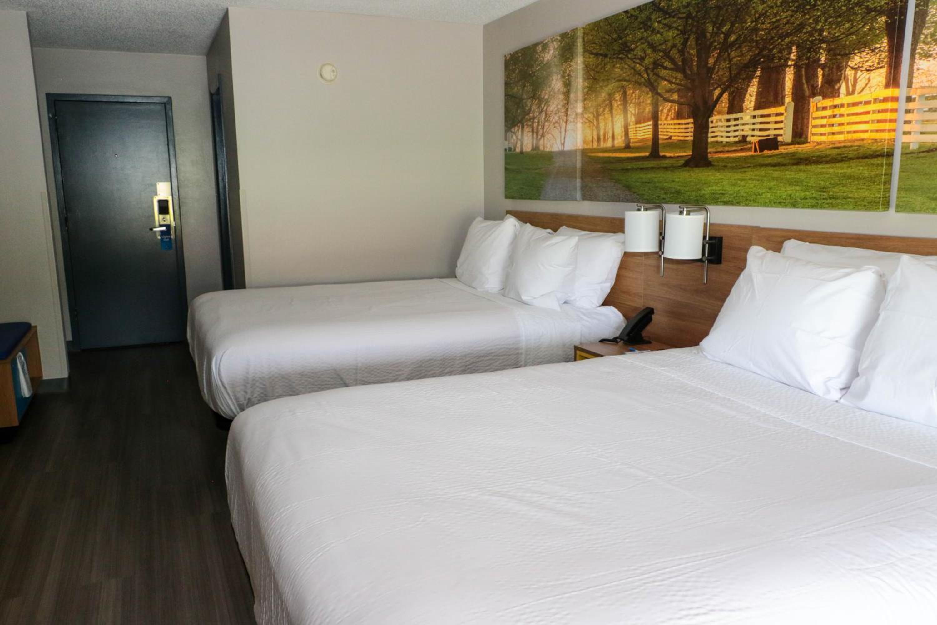 Queen Room with Two Queen Beds - Non-Smoking - Photo 3