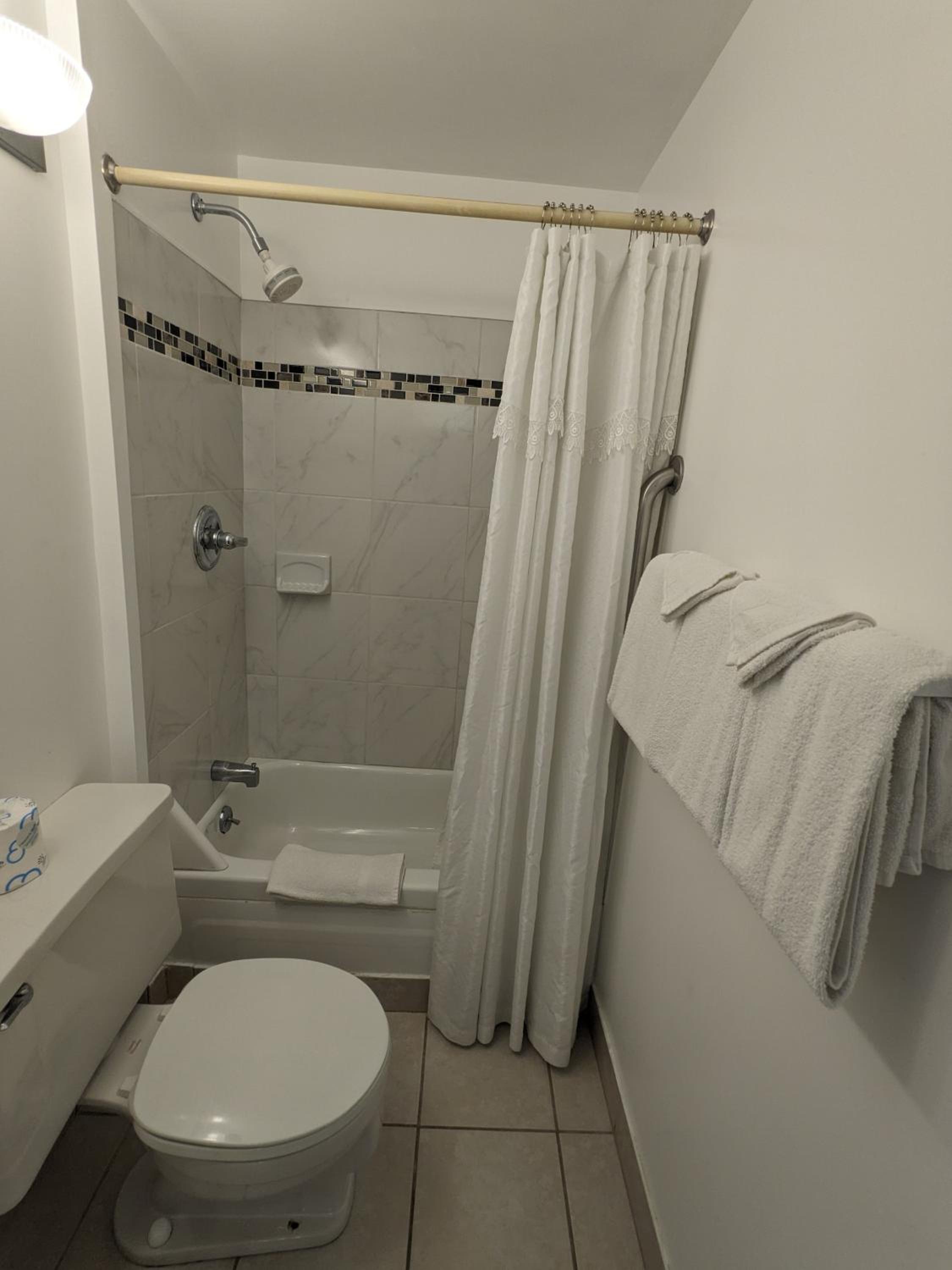 Double Room with Two Double Beds - Non-Smoking - Photo 9